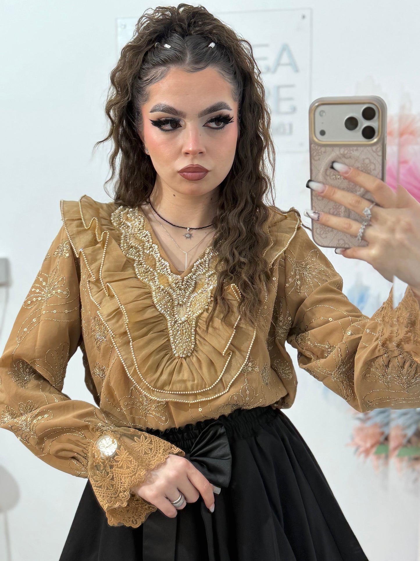 Cămașă elegantă camel  , cu broderie și volane – ideală pentru ținute rafinate