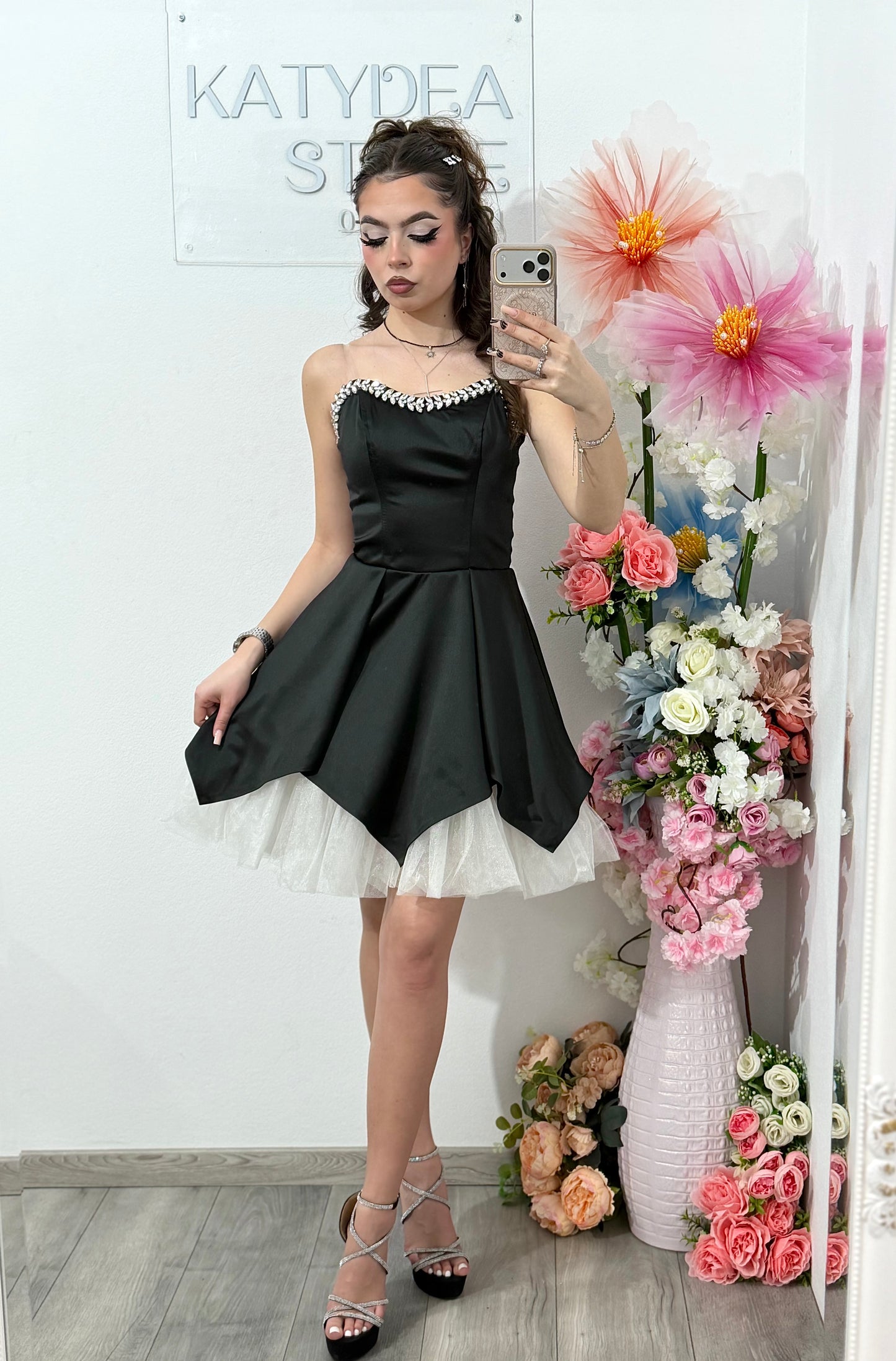 Rochie elegantă neagra cu accente delicate și moderne Delice