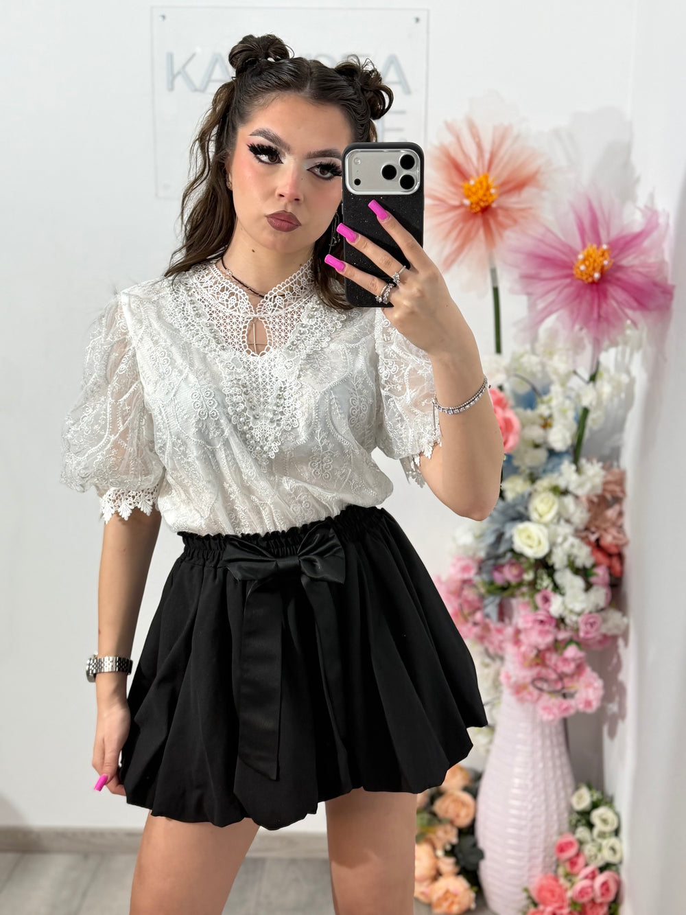 Bluză elegantă din dantelă cu perlute ELLENA albă