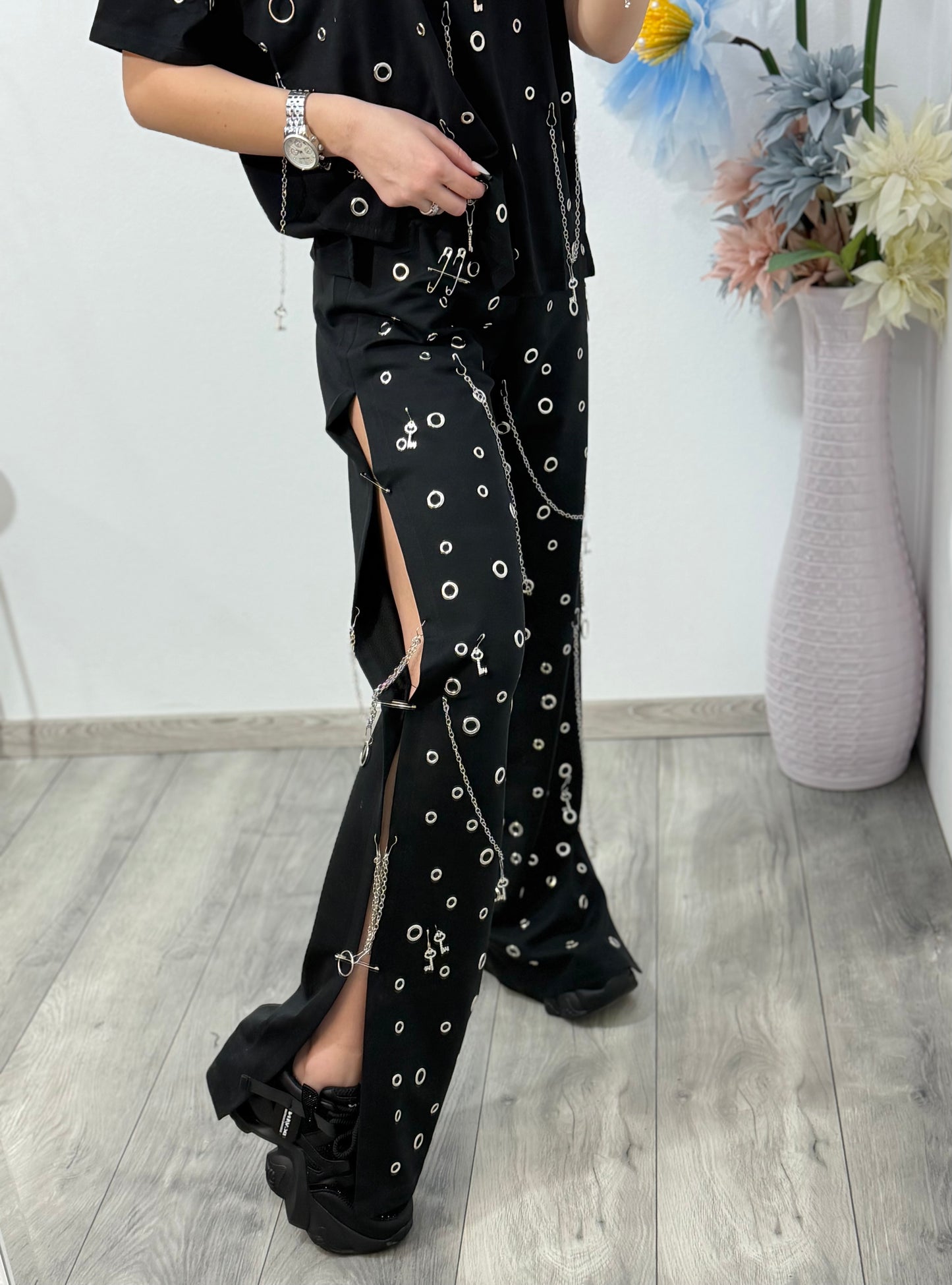 Compleu negru cu detalii argintii și cu bolduri FREYA