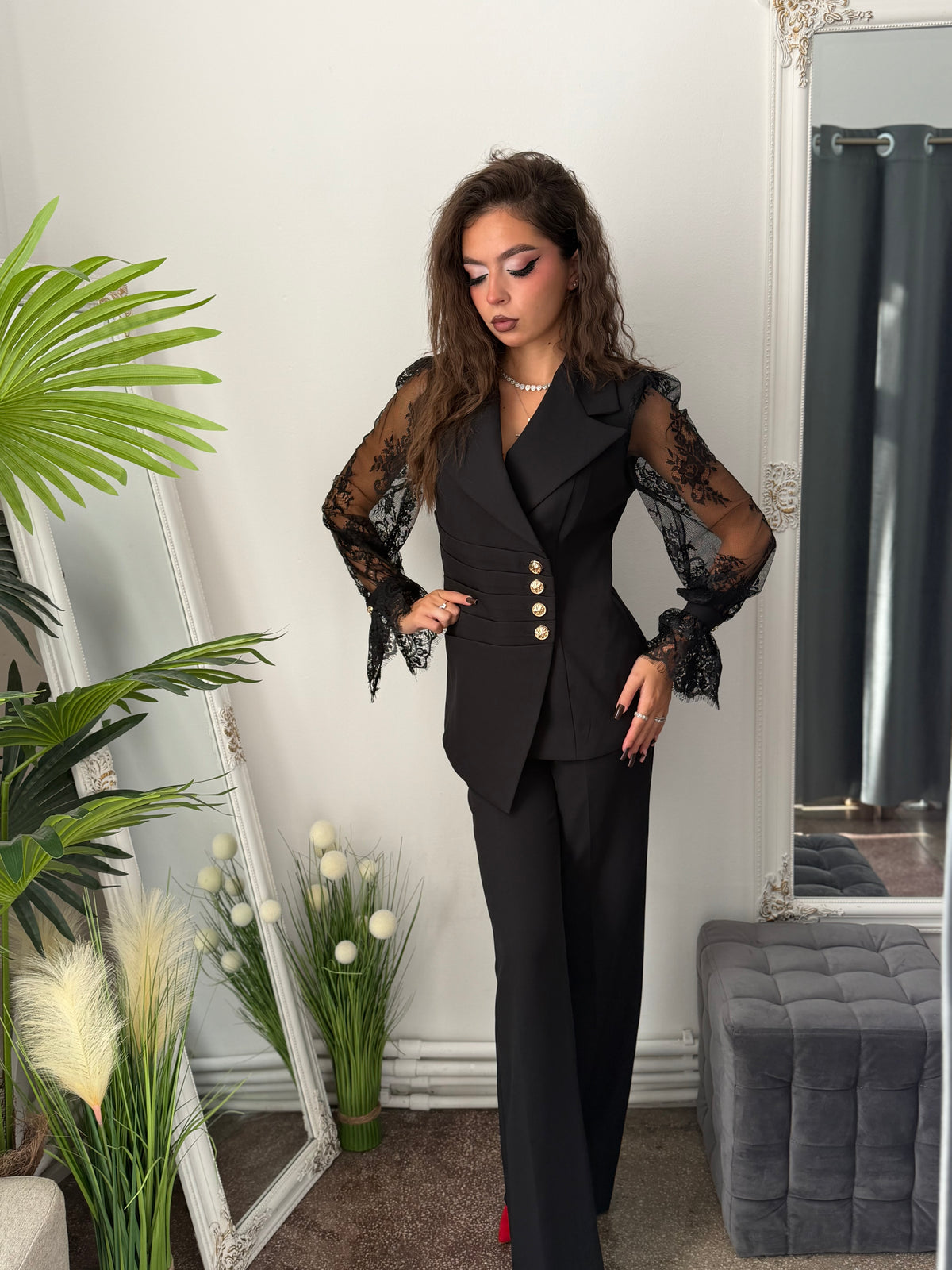 Costum elegant cu mânecă dantelată negru