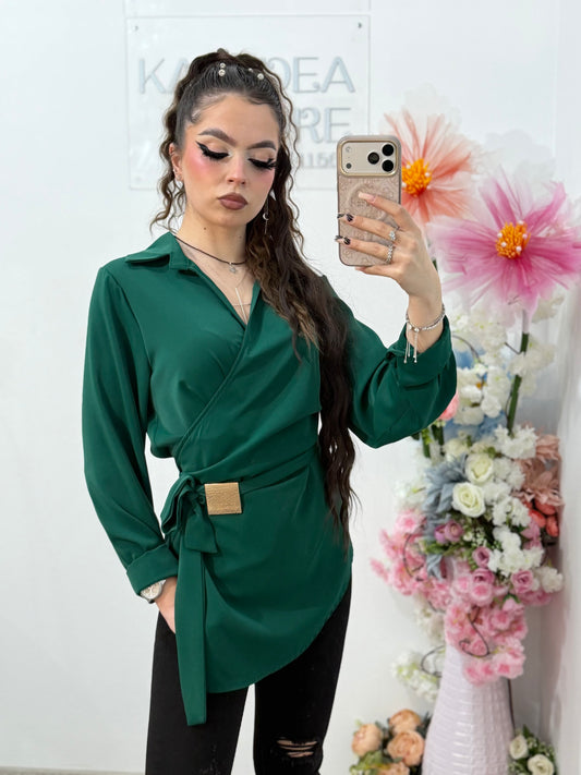 Bluză elegantă damă cu design petrecut și detaliu metalic în talie