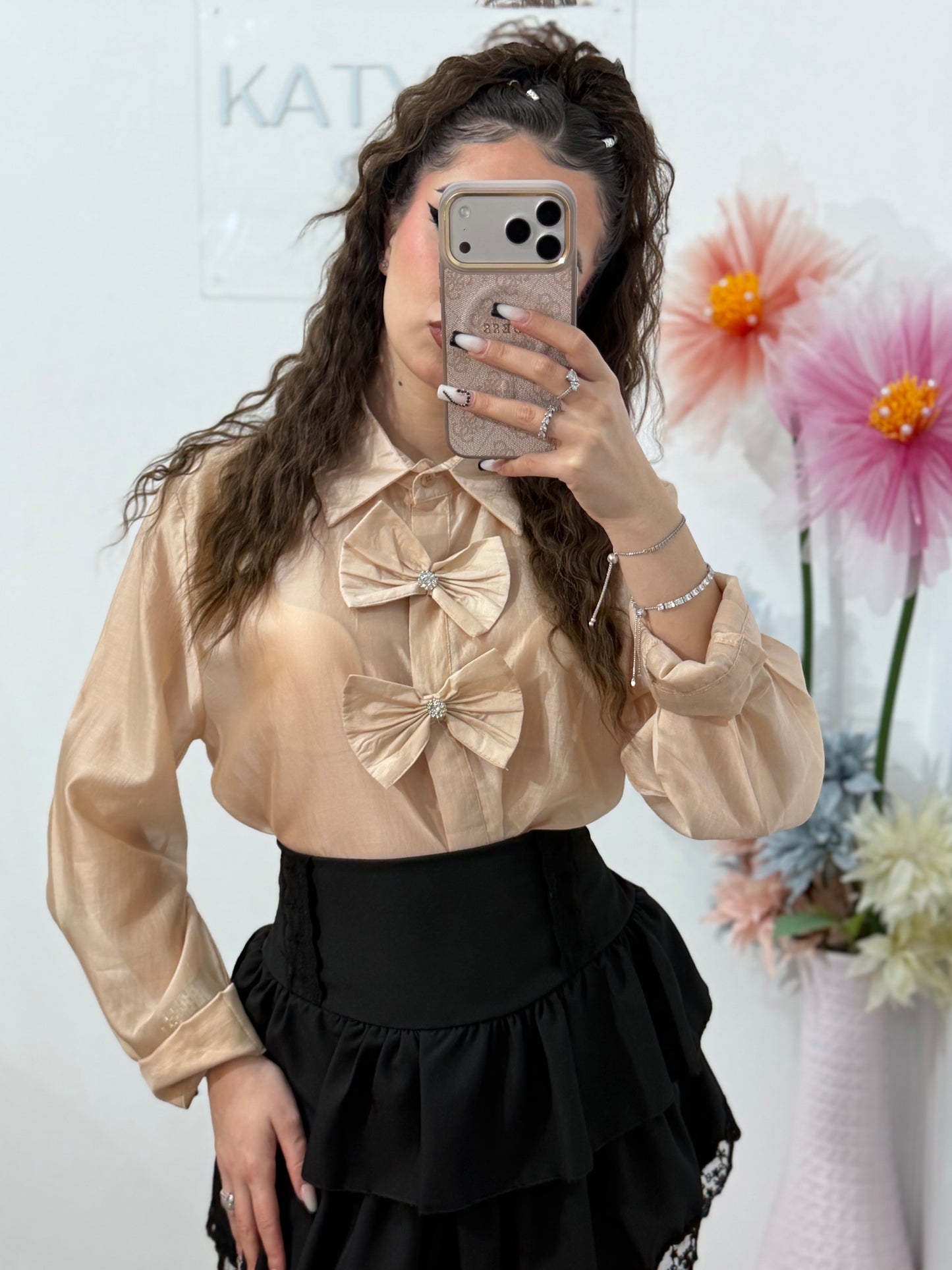 Cămașă elegantă bej satinată, cu funde decorative – stil feminin și rafinat