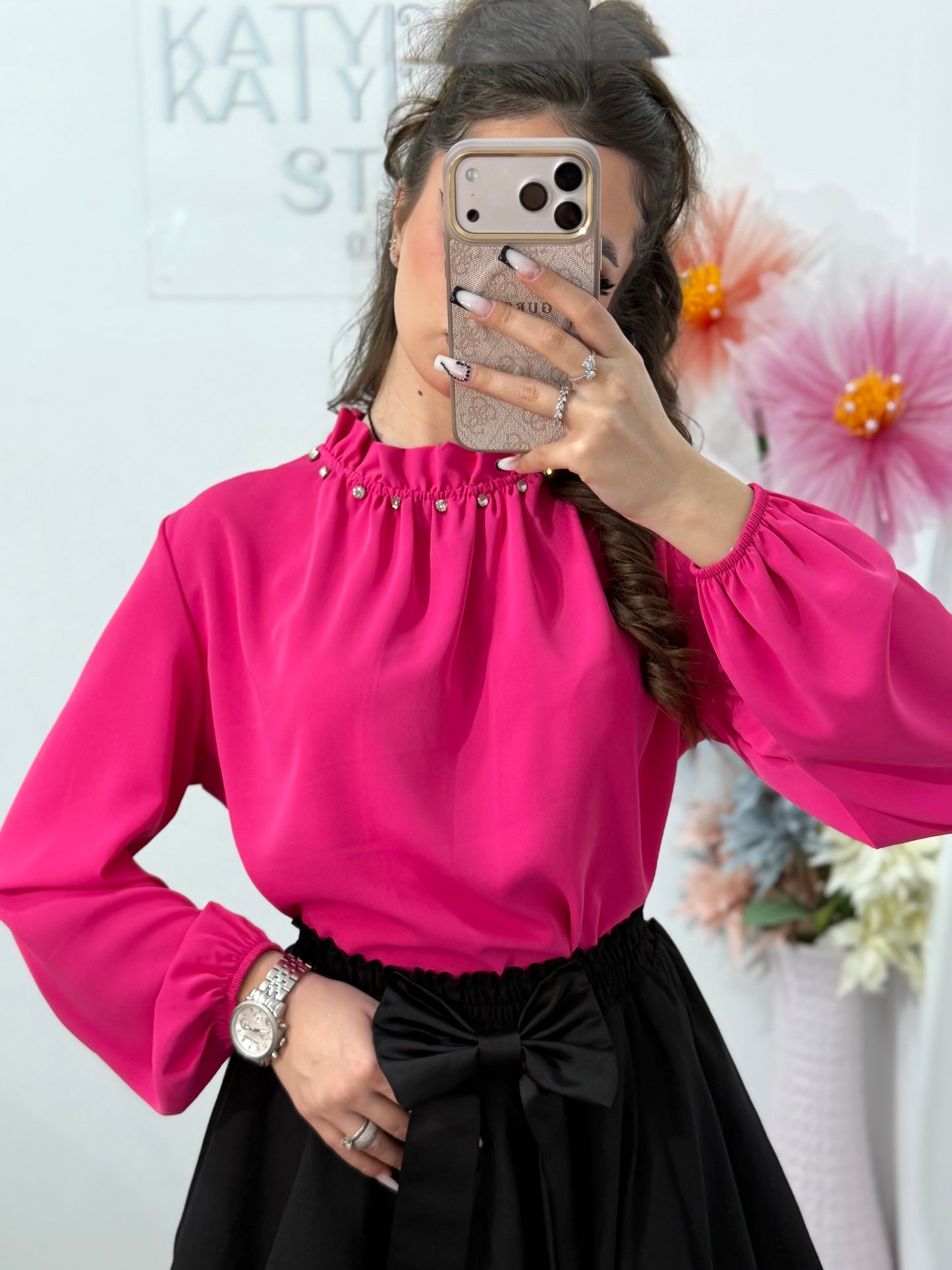 Bluză elegantă damă  cu guler înalt decorat cu aplicații și mâneci bufante