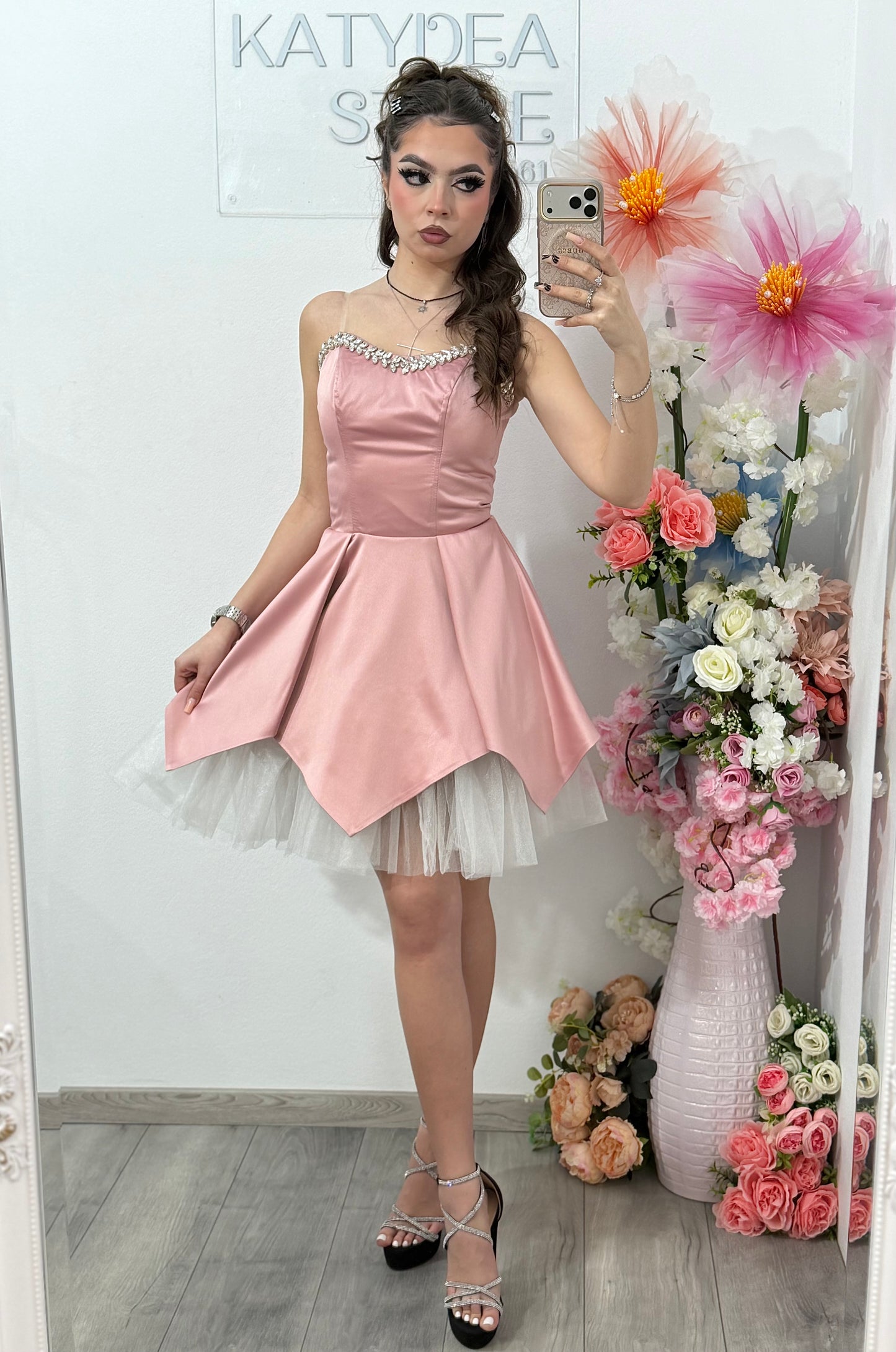 Rochie elegantă roz cu accente delicate și moderne Delice