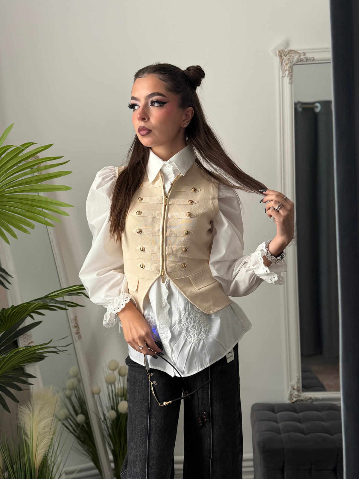 Vesta bej din tricot cu butoni aurii