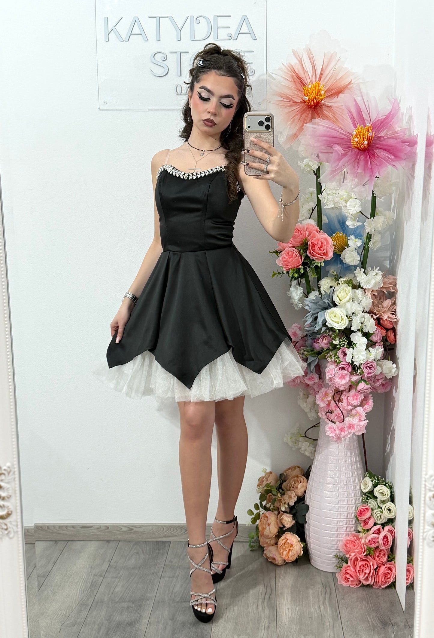Rochie elegantă neagra cu accente delicate și moderne Delice