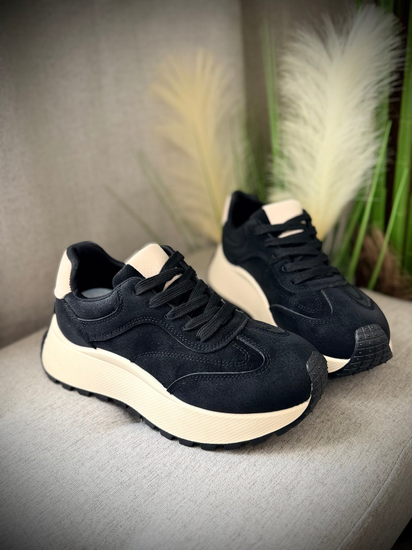 Adidași negri cu talpă crem