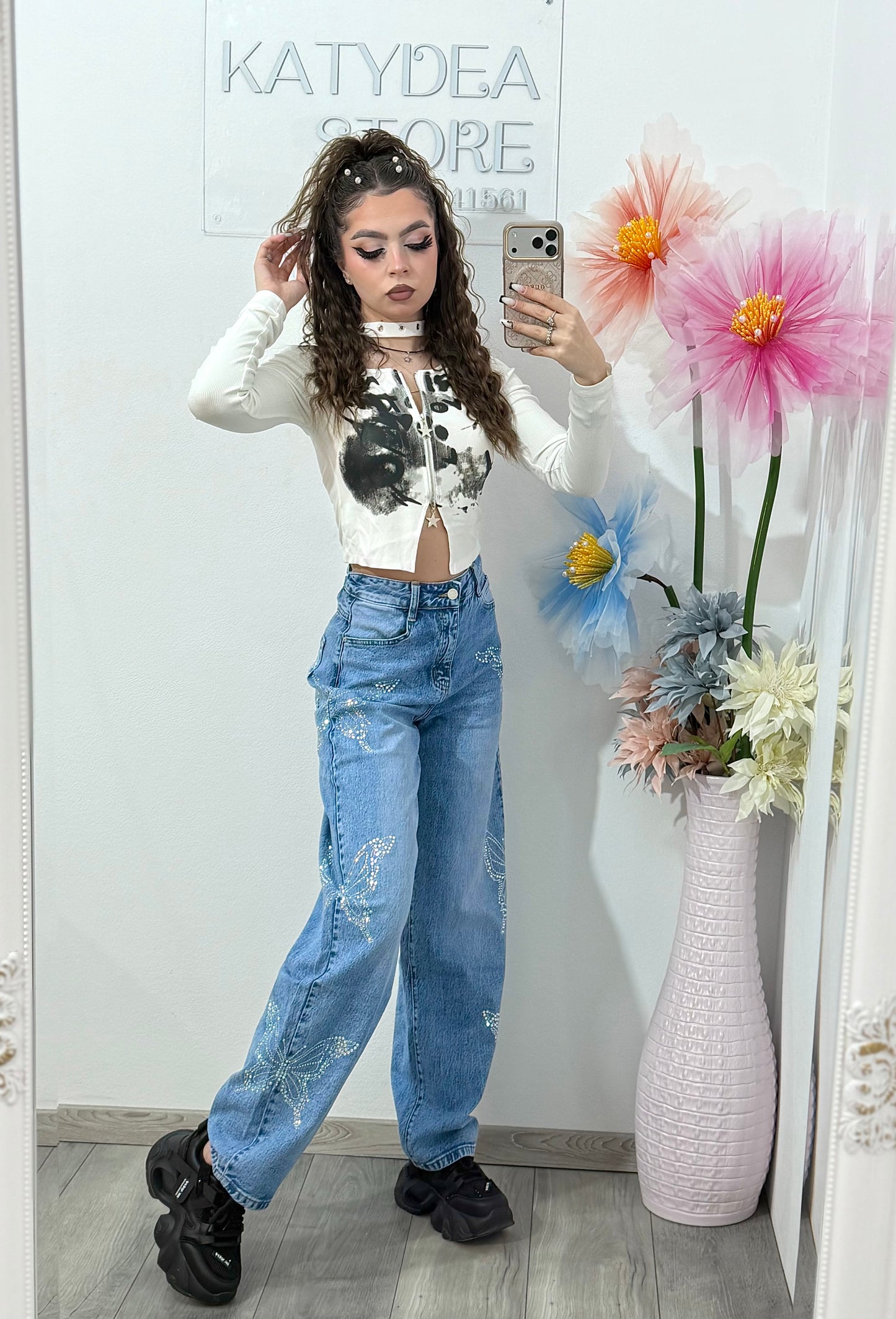 Blugi damă albaștri cu talie înaltă și aplicații fluture din strasuri – model fashion casual