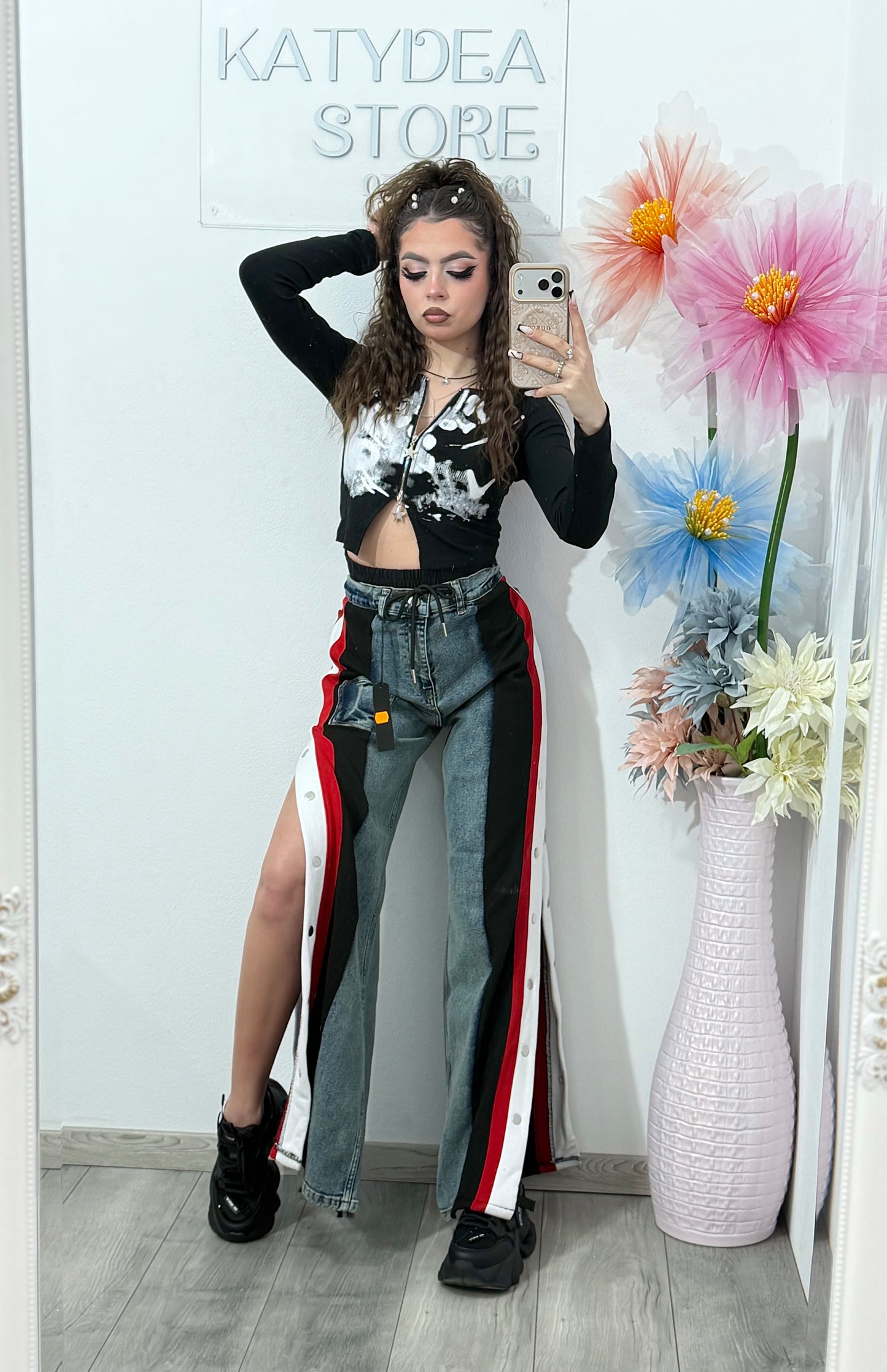 Pantaloni damă cu design sport-chic și capse laterale