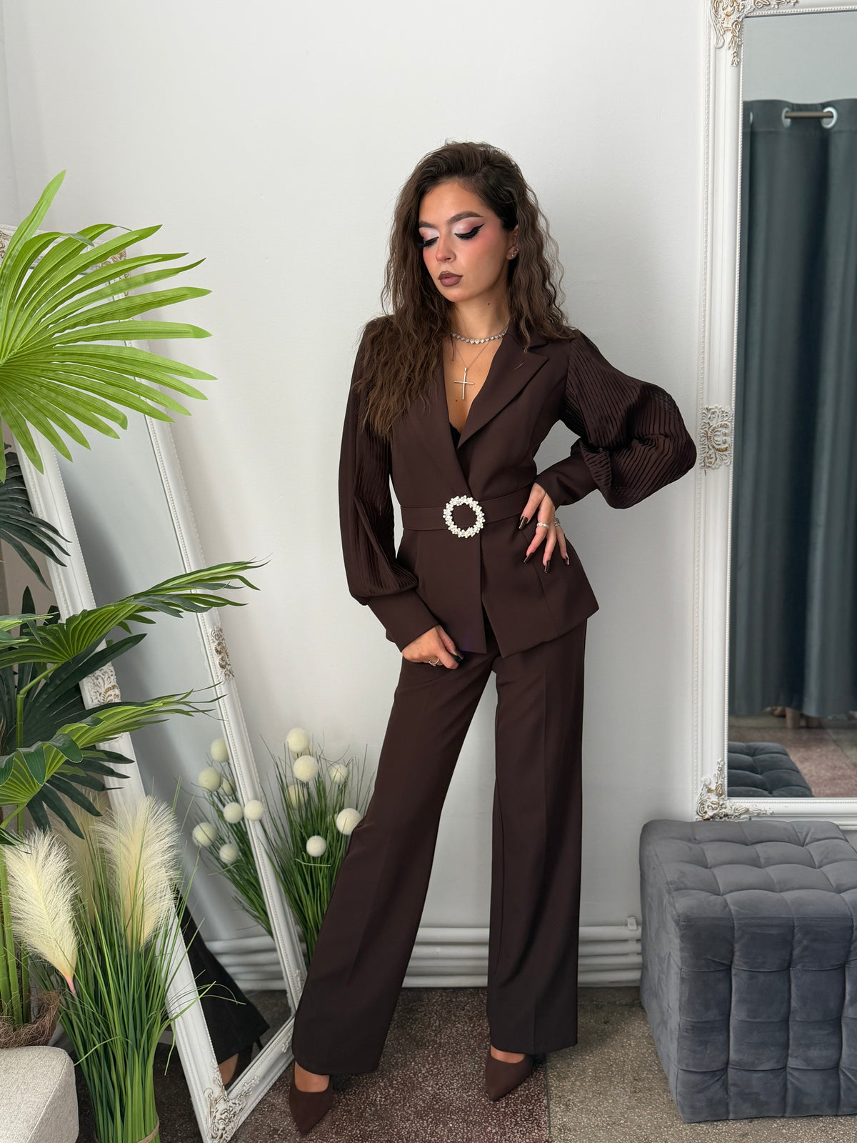 Costum elegant cu mânecă bufantă maro și curea