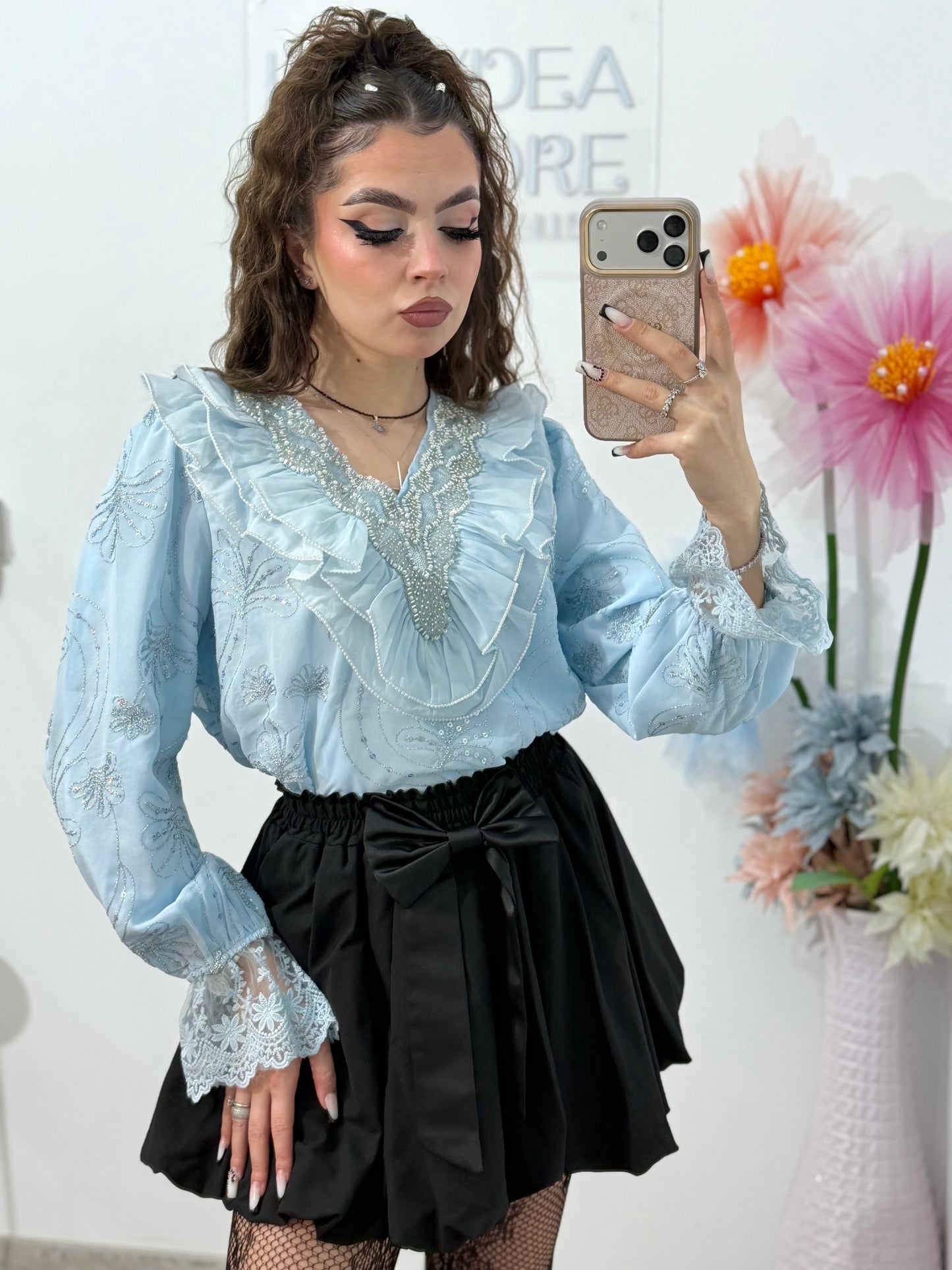 Cămașă elegantă bleu ciel, cu broderie și volane – ideală pentru ținute rafinate