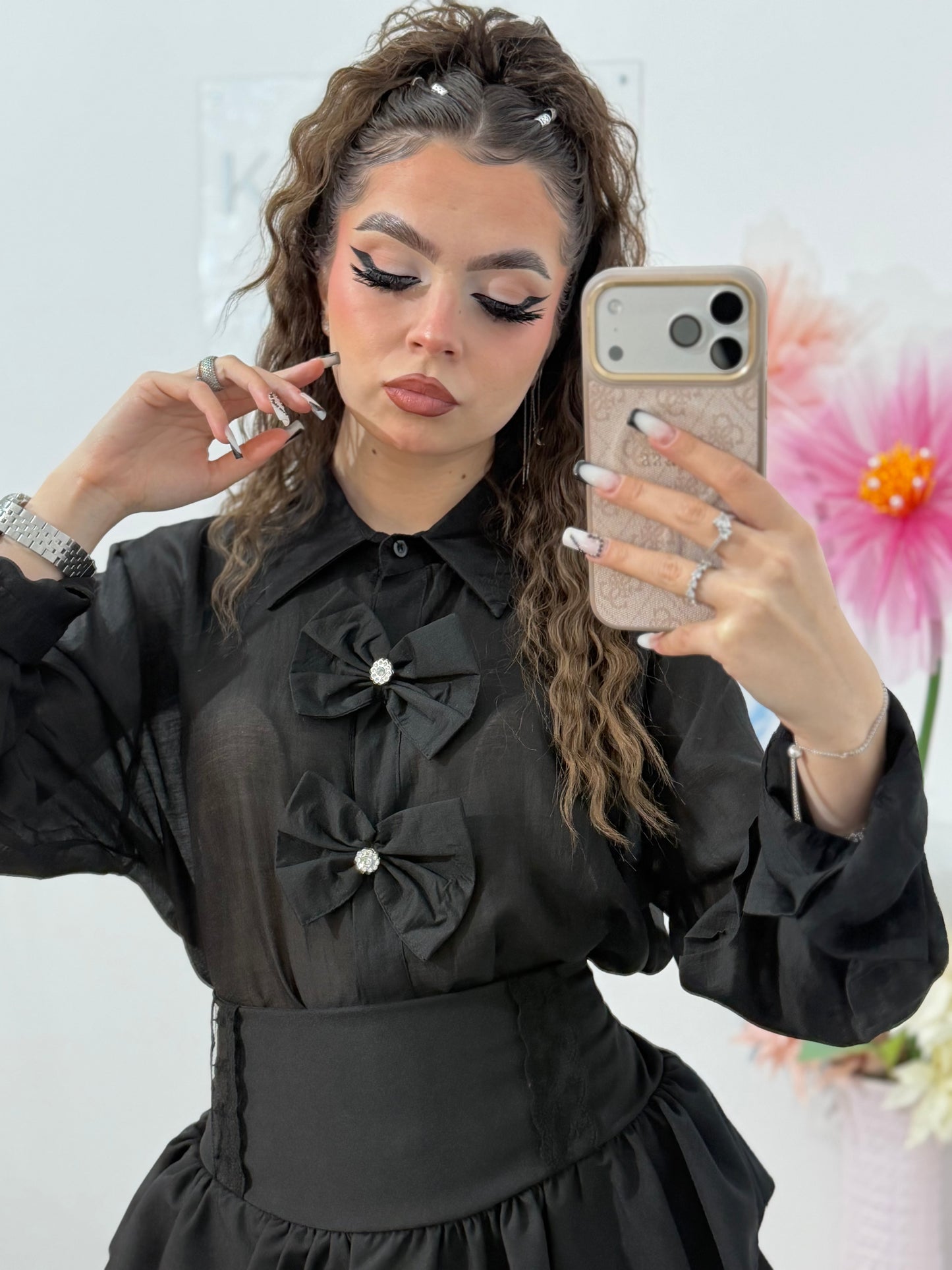 Cămașă elegantă neagră satinată, cu funde decorative – stil feminin și rafinat