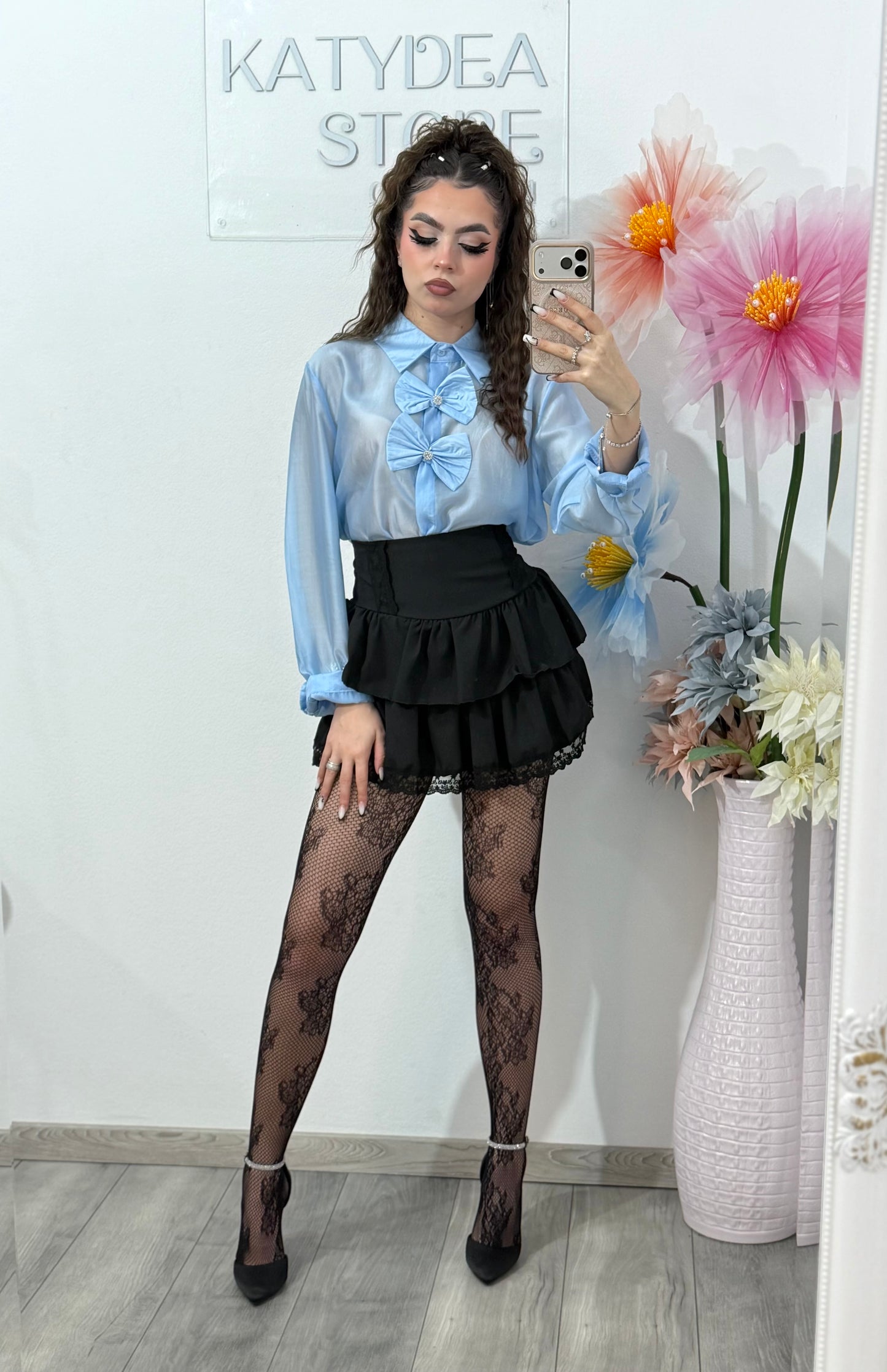 Cămașă elegantă bleu satinată, cu funde decorative – stil feminin și rafinat