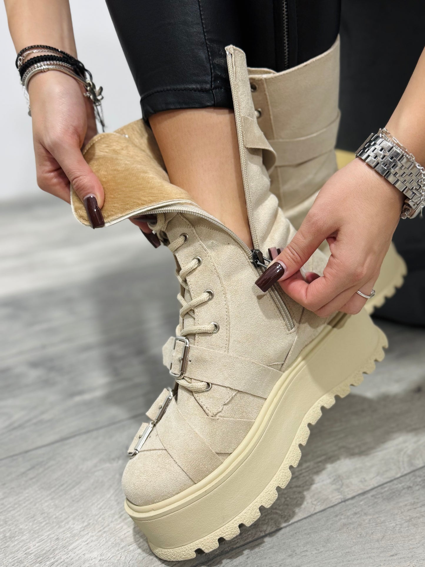 Bocanci cu talpă groasă și catarame bej BELLA