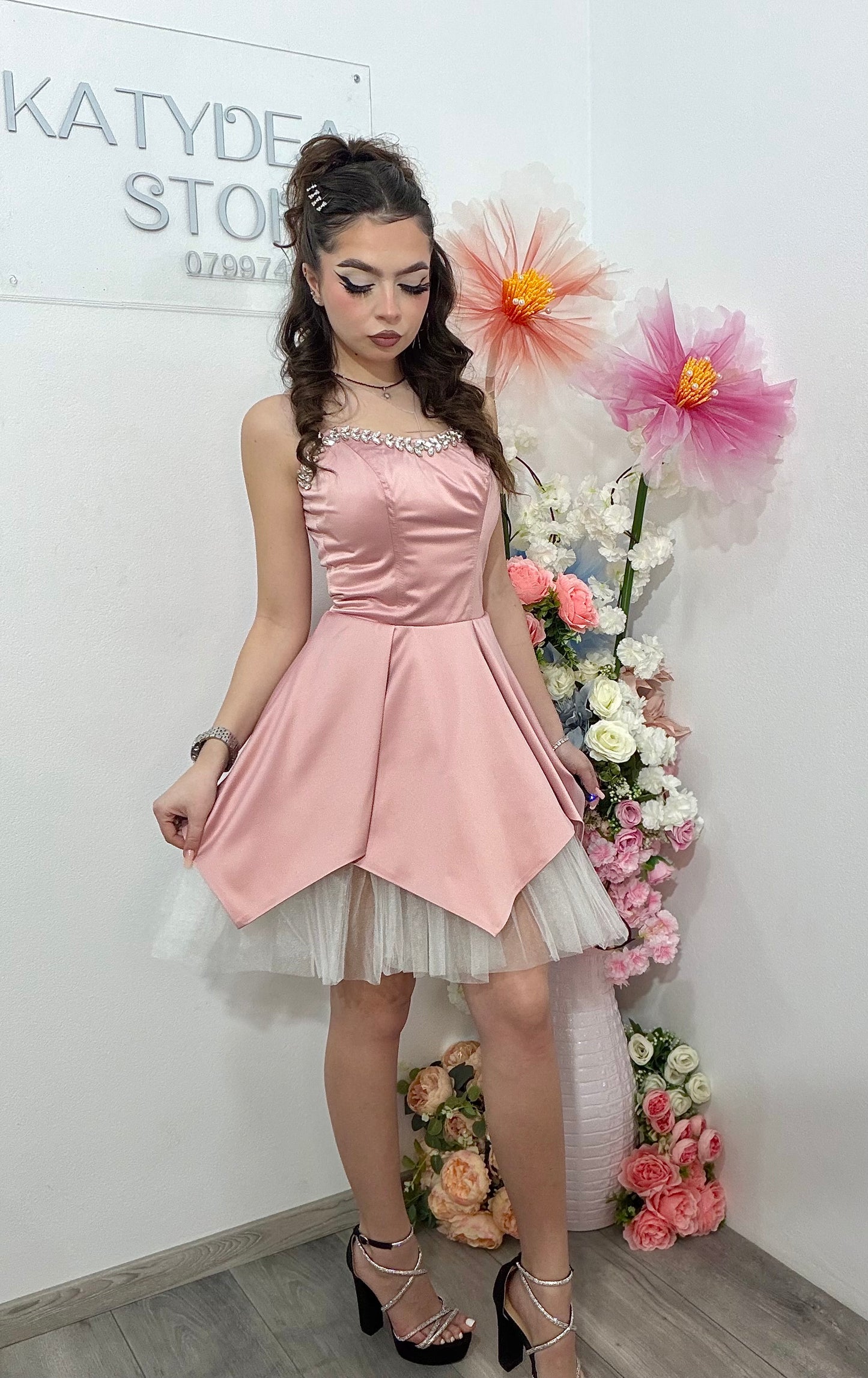 Rochie elegantă roz cu accente delicate și moderne Delice