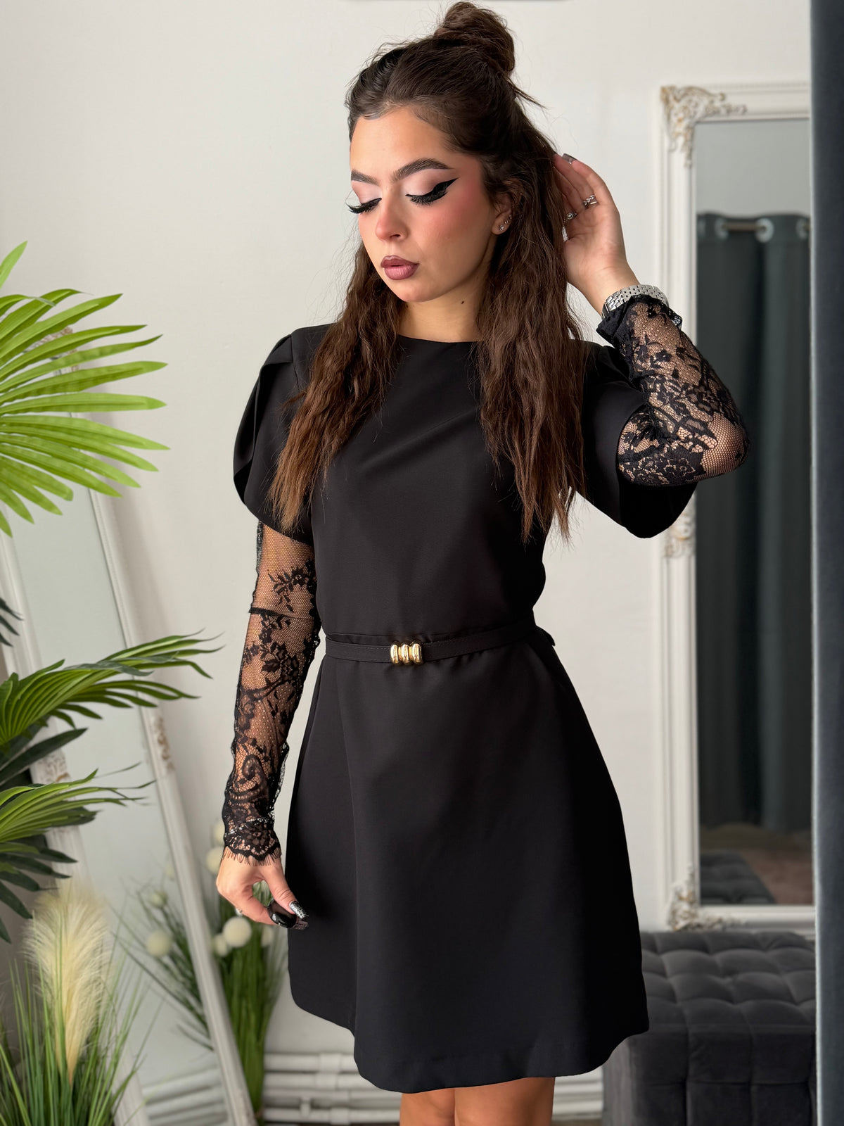 Rochie neagră cu mânecă din dantelă TANYA