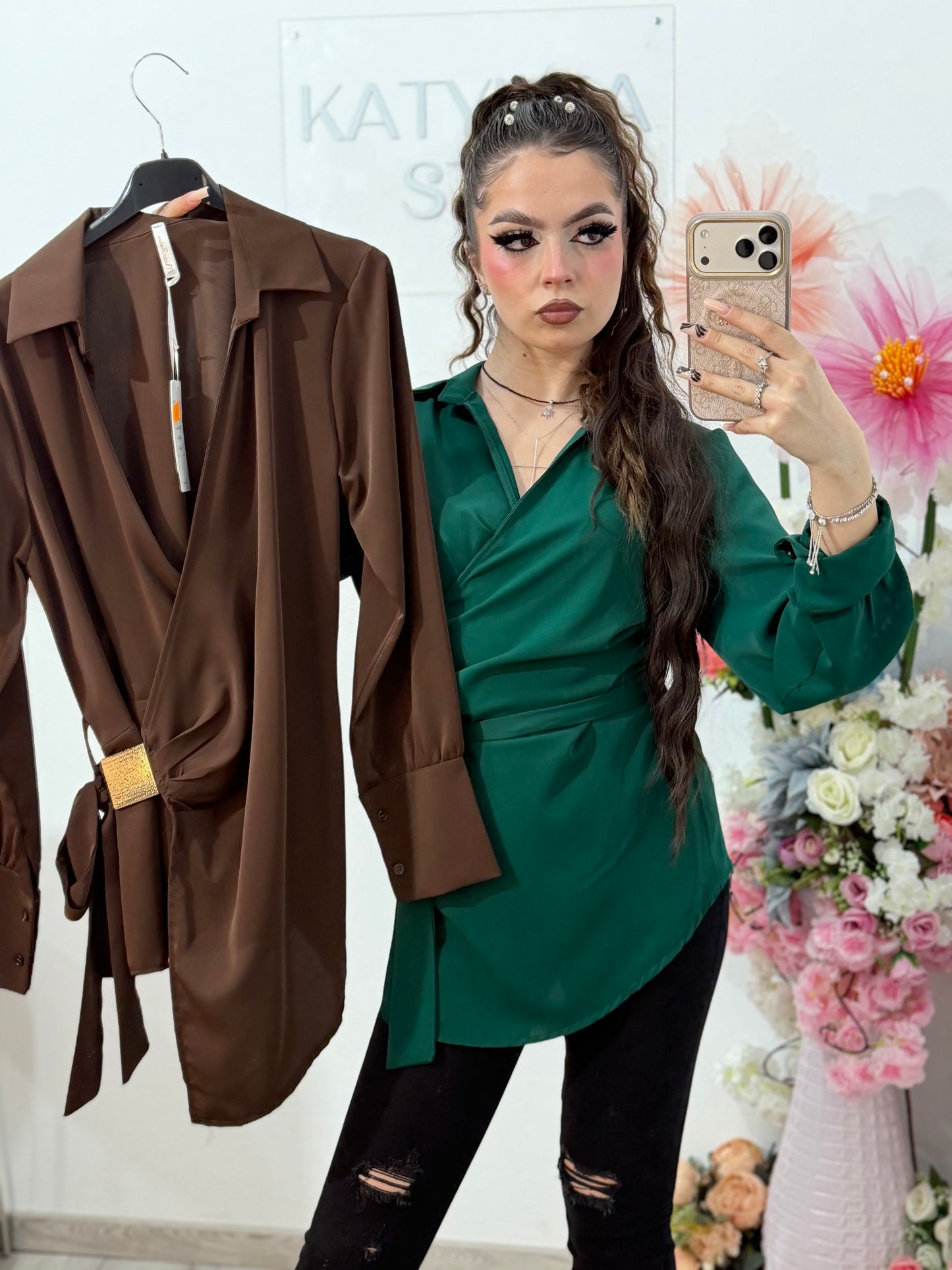 Bluză elegantă damă cu design petrecut și detaliu metalic în talie