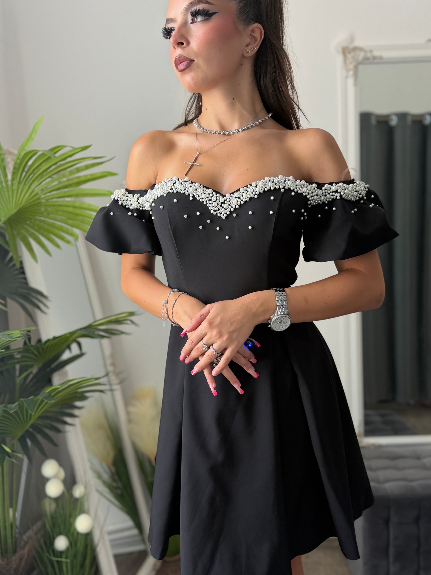 Rochie scurtă elegantă cu aplicații perlate