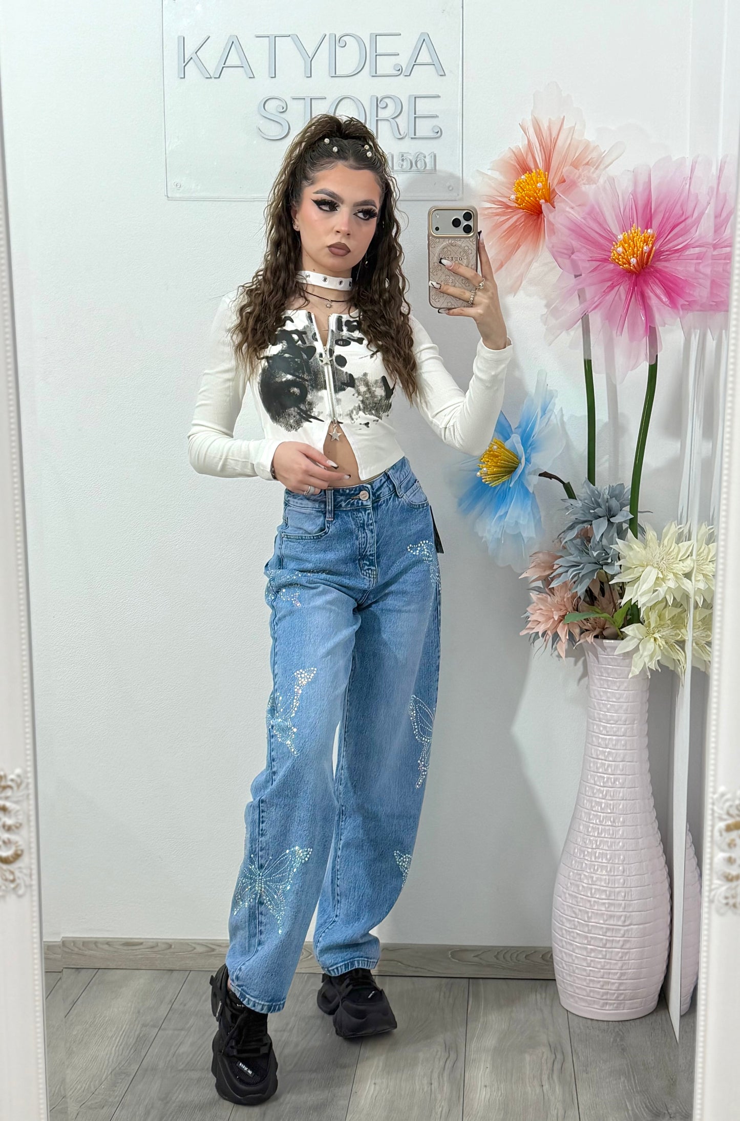 Blugi damă albaștri cu talie înaltă și aplicații fluture din strasuri – model fashion casual