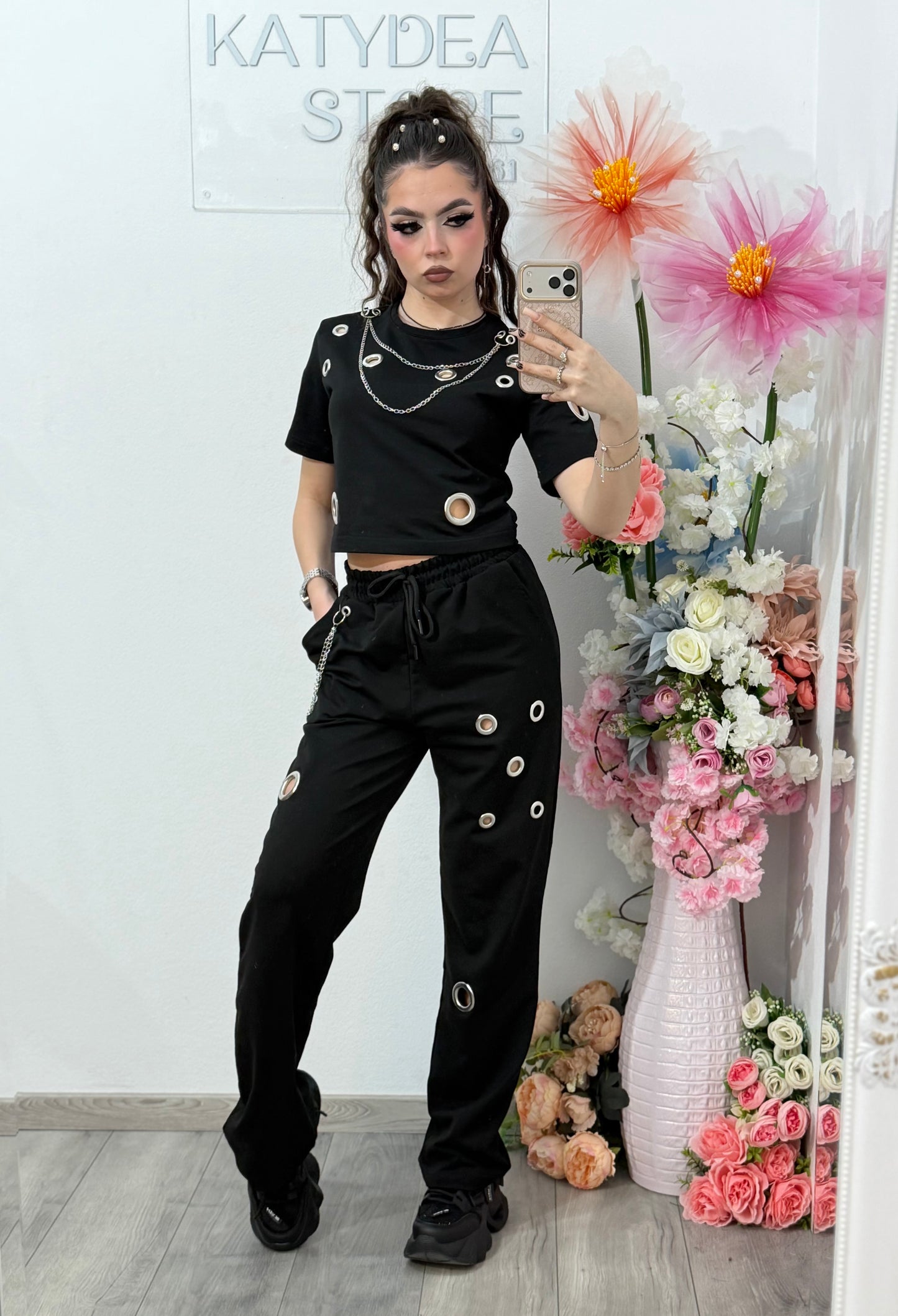 Compleu negru Geo accesorizat cu lănțișoare și inele mari