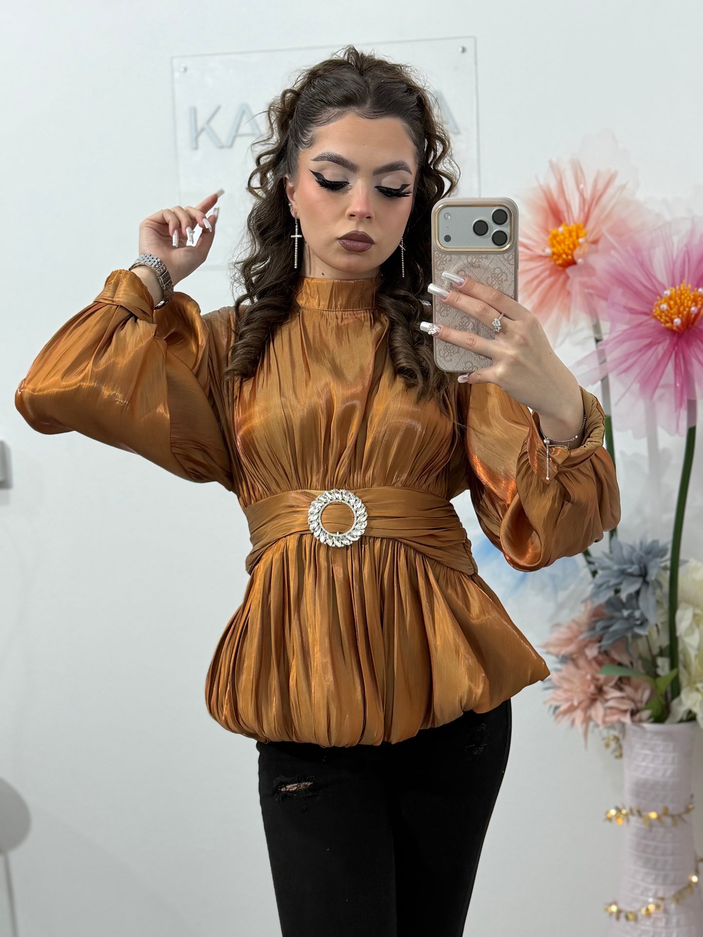 Cămașă elegantă din satin pentru femei, cu mâneci lungi și talie marcată BROWN