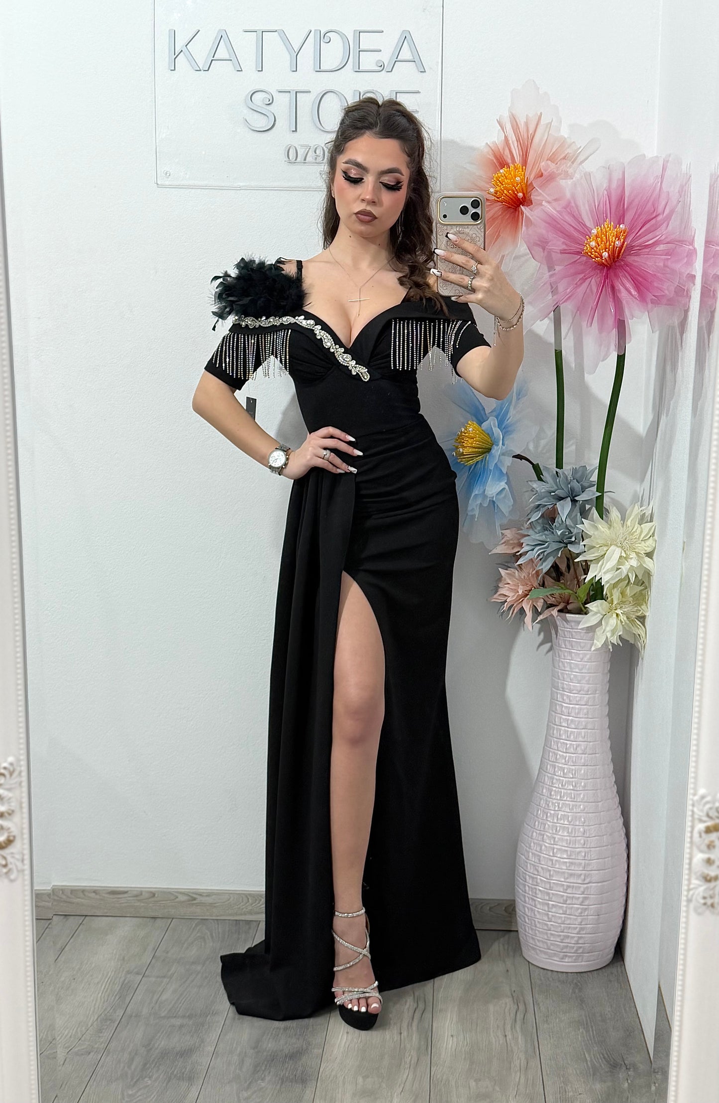 Rochie elegantă off-shoulder cu slit și detalii luxury
