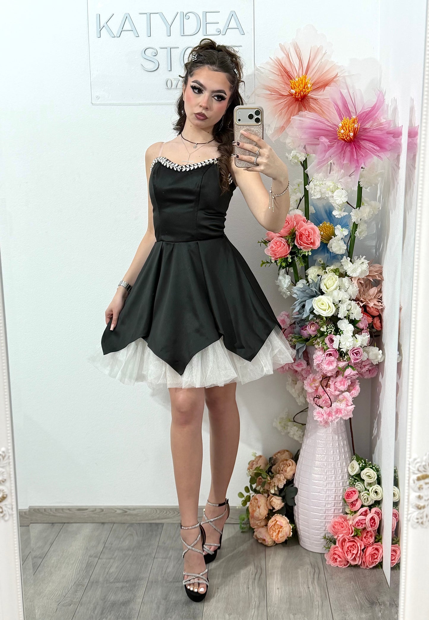 Rochie elegantă neagra cu accente delicate și moderne Delice