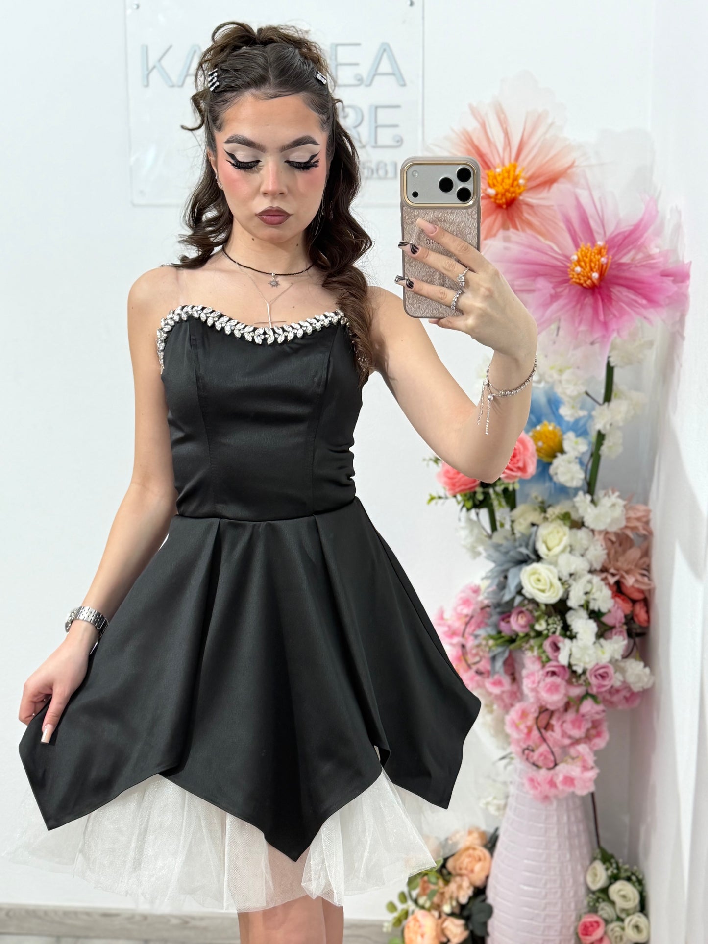 Rochie elegantă neagra cu accente delicate și moderne Delice