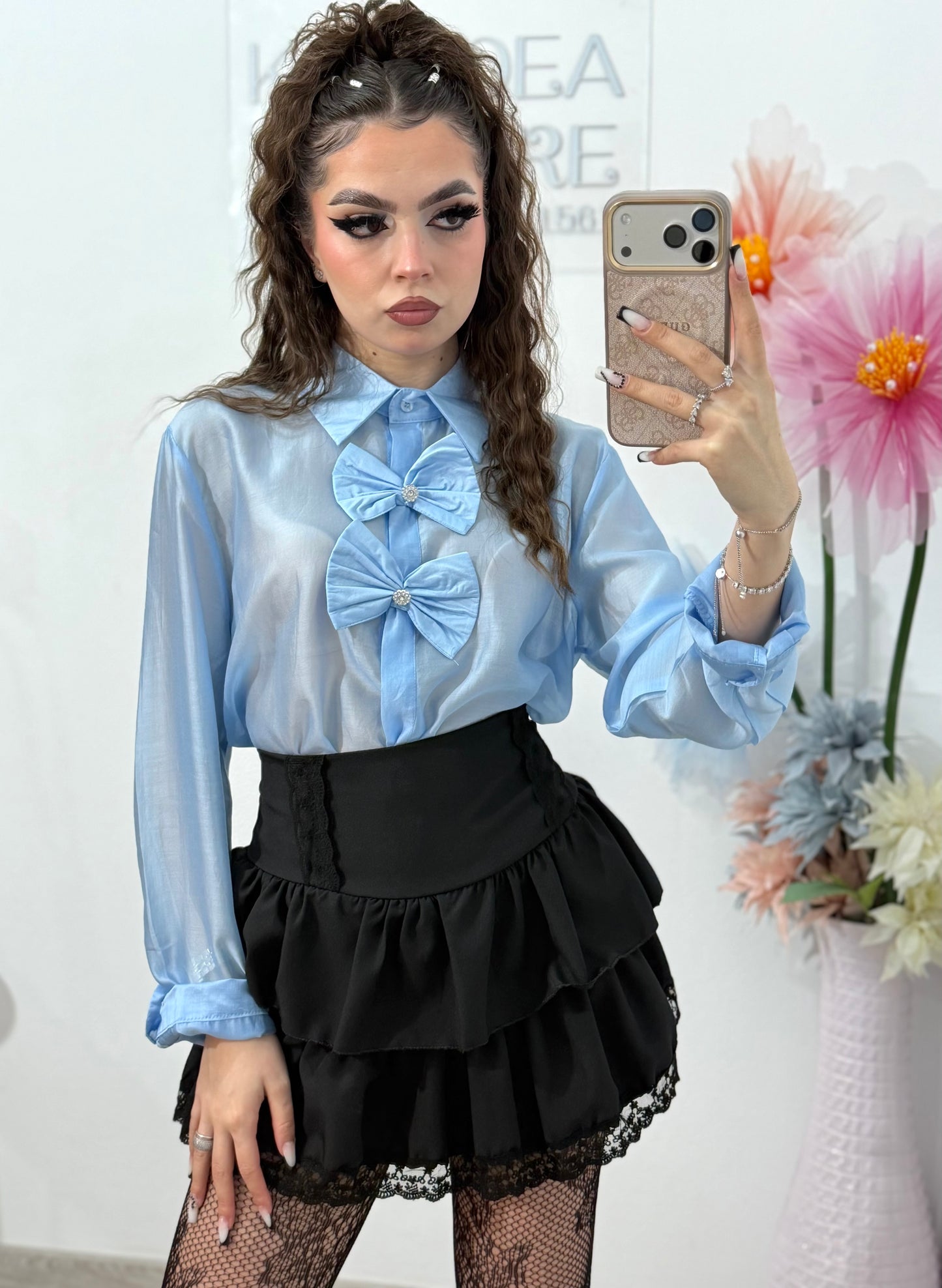 Cămașă elegantă bleu satinată, cu funde decorative – stil feminin și rafinat