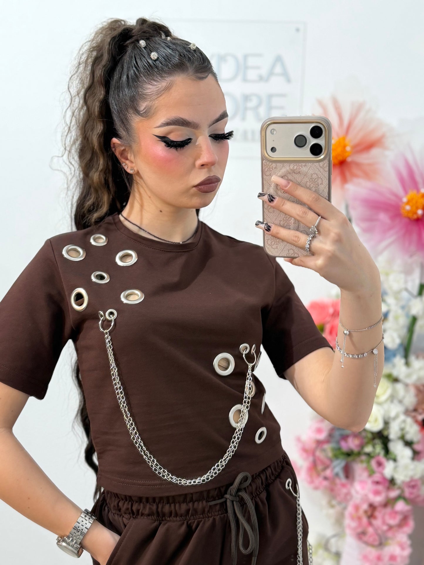 Compleu maro Geo accesorizat cu lănțișoare și inele mari