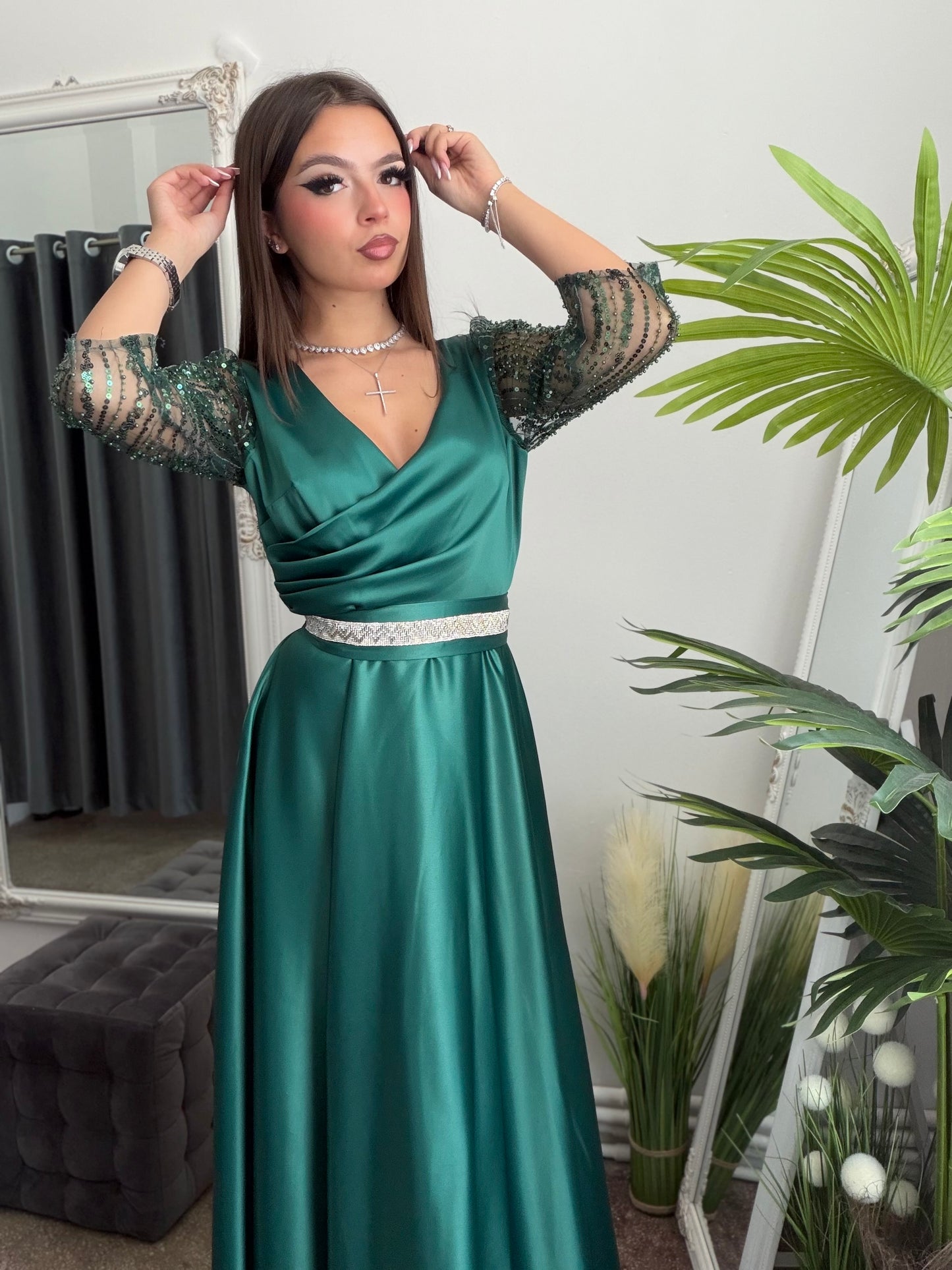 Rochie lunga eleganta din tafta verde smarald si maneci din dantela brodata Adria