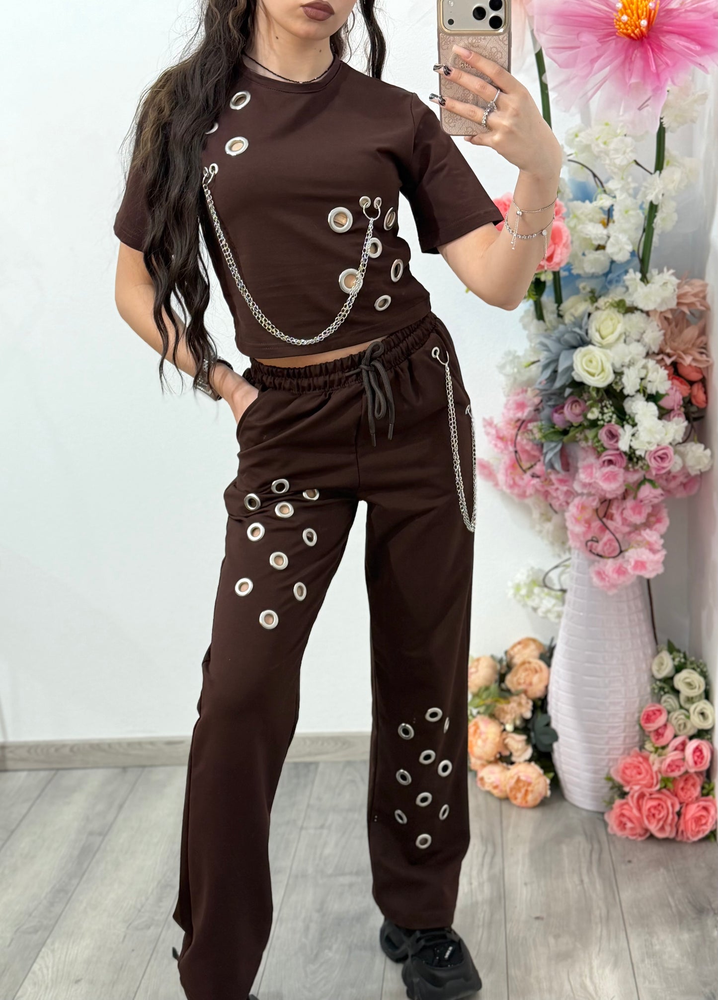 Compleu maro Geo accesorizat cu lănțișoare și inele mari