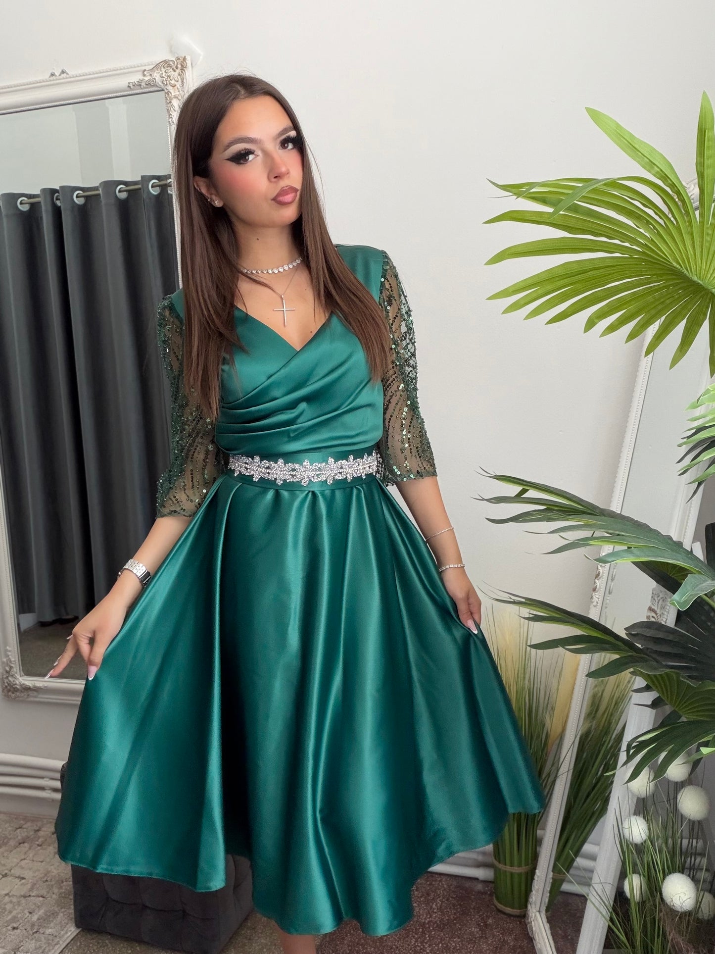 Rochie elegantă din tafta verde smarald cu mâneci din dantelă brodată Adria