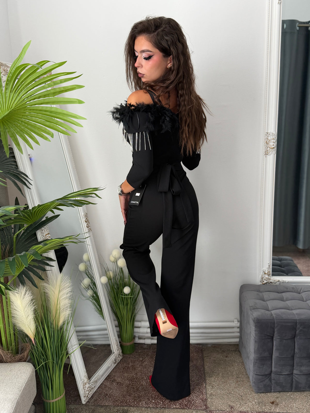 Salopetă elegantă cu accesorii argintii neagra