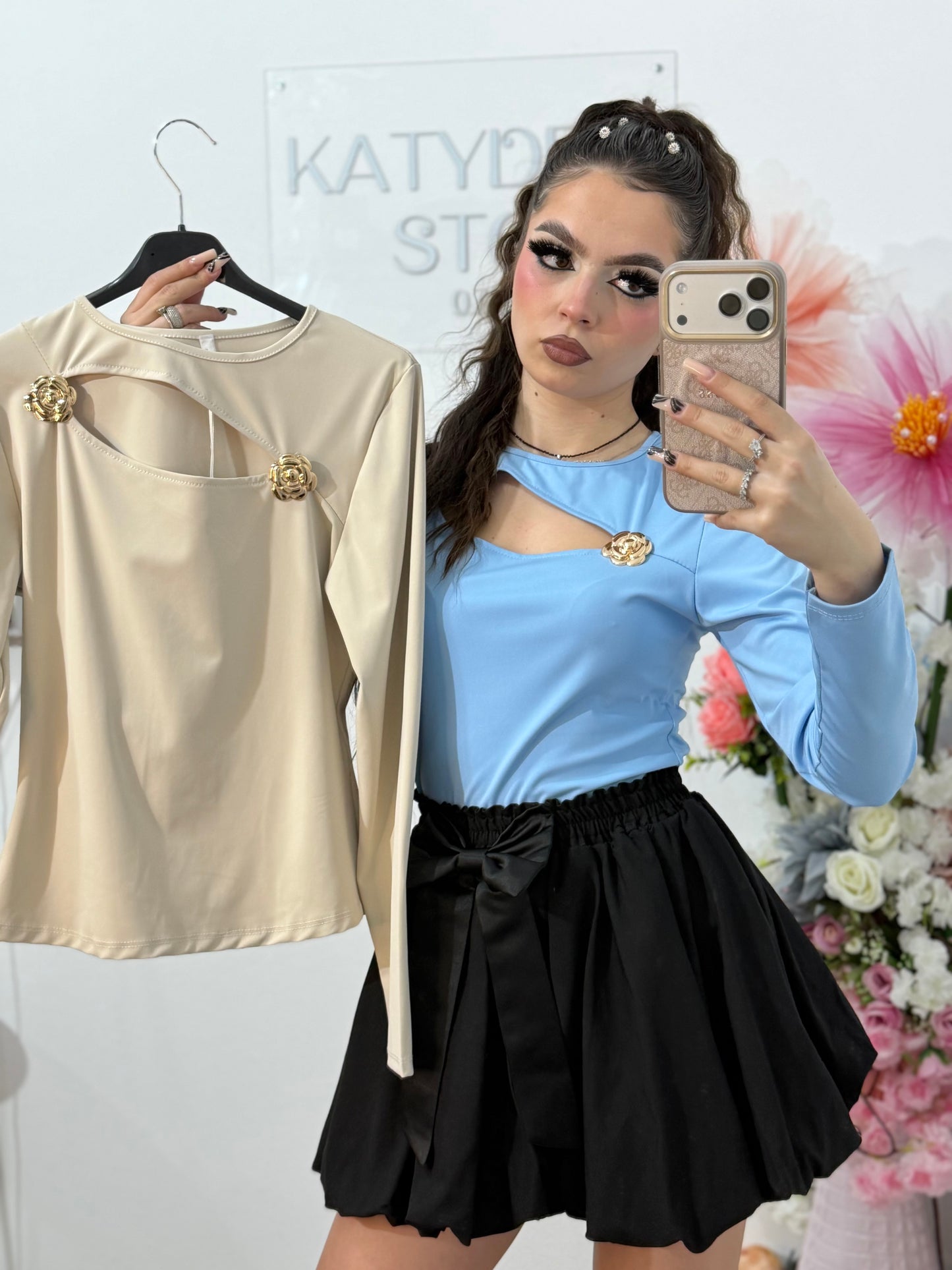 Bluză damă chic cu decupaj la decolteu și aplicații metalice aurii