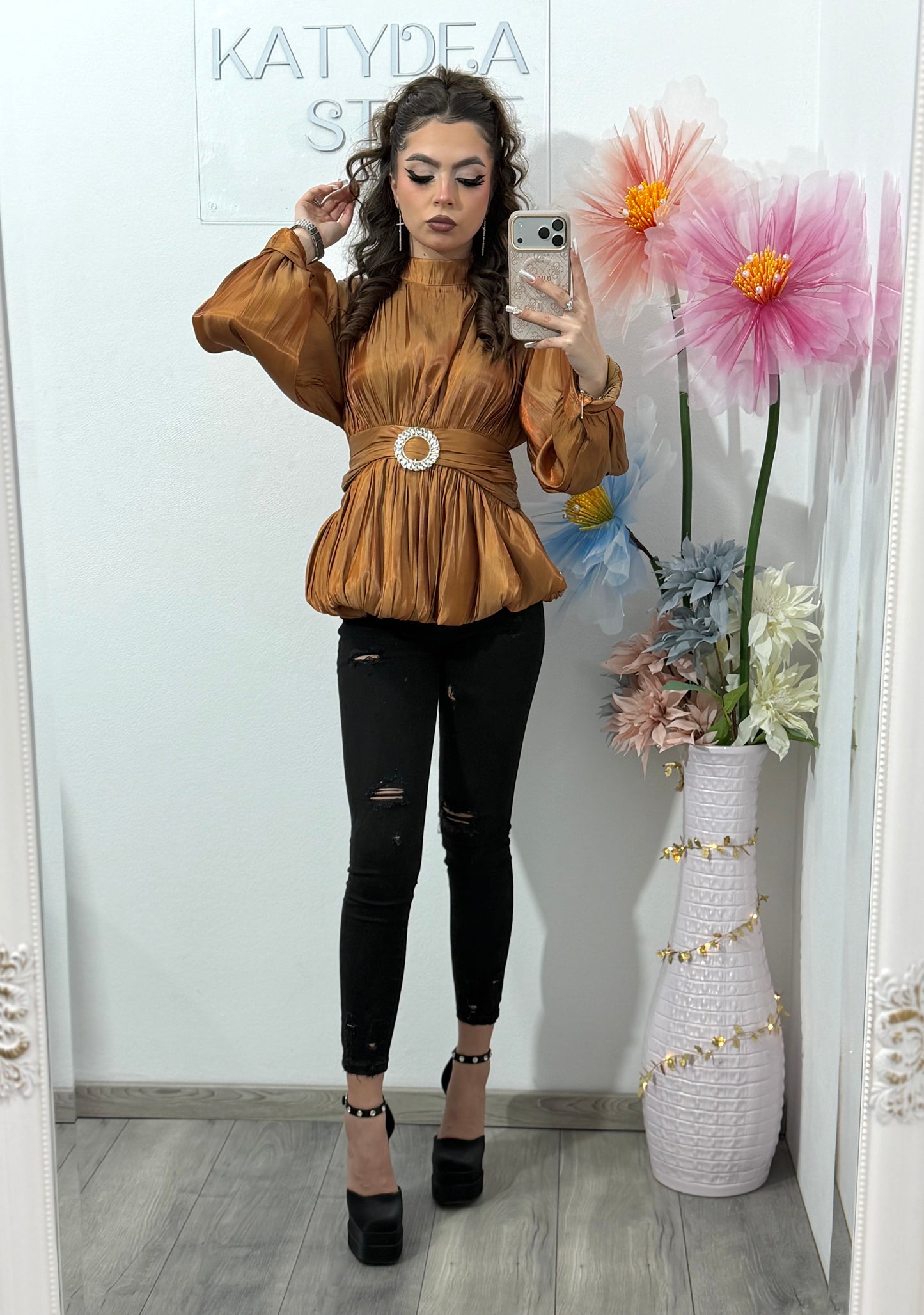 Cămașă elegantă din satin pentru femei, cu mâneci lungi și talie marcată BROWN