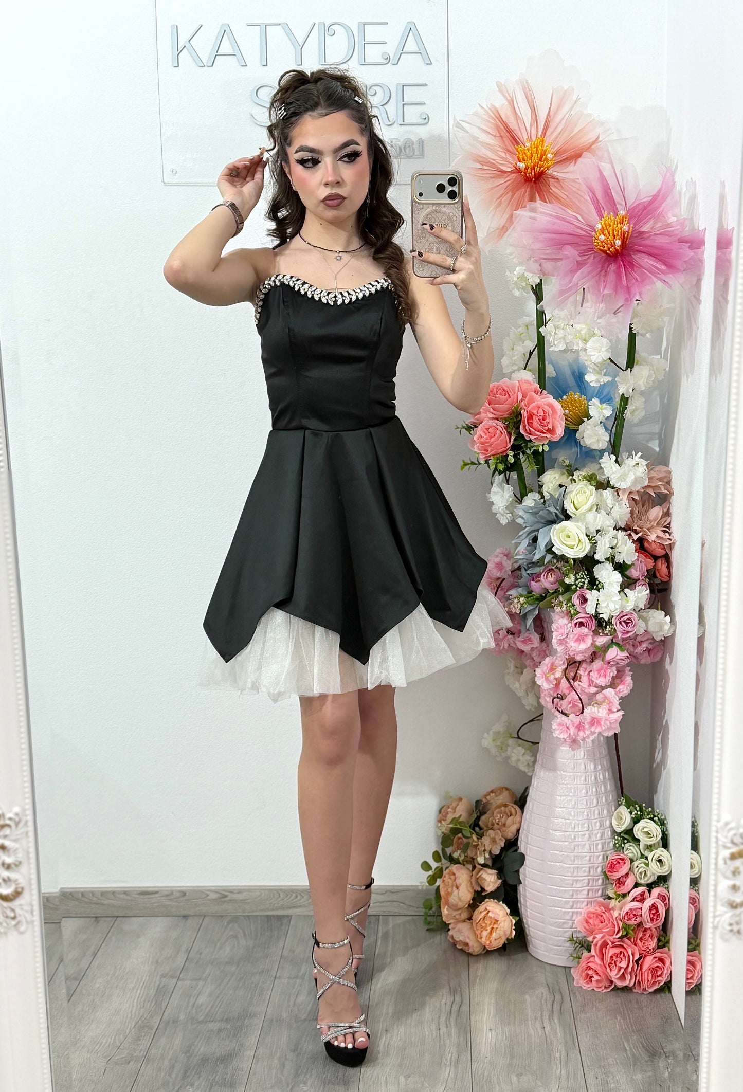 Rochie elegantă neagra cu accente delicate și moderne Delice