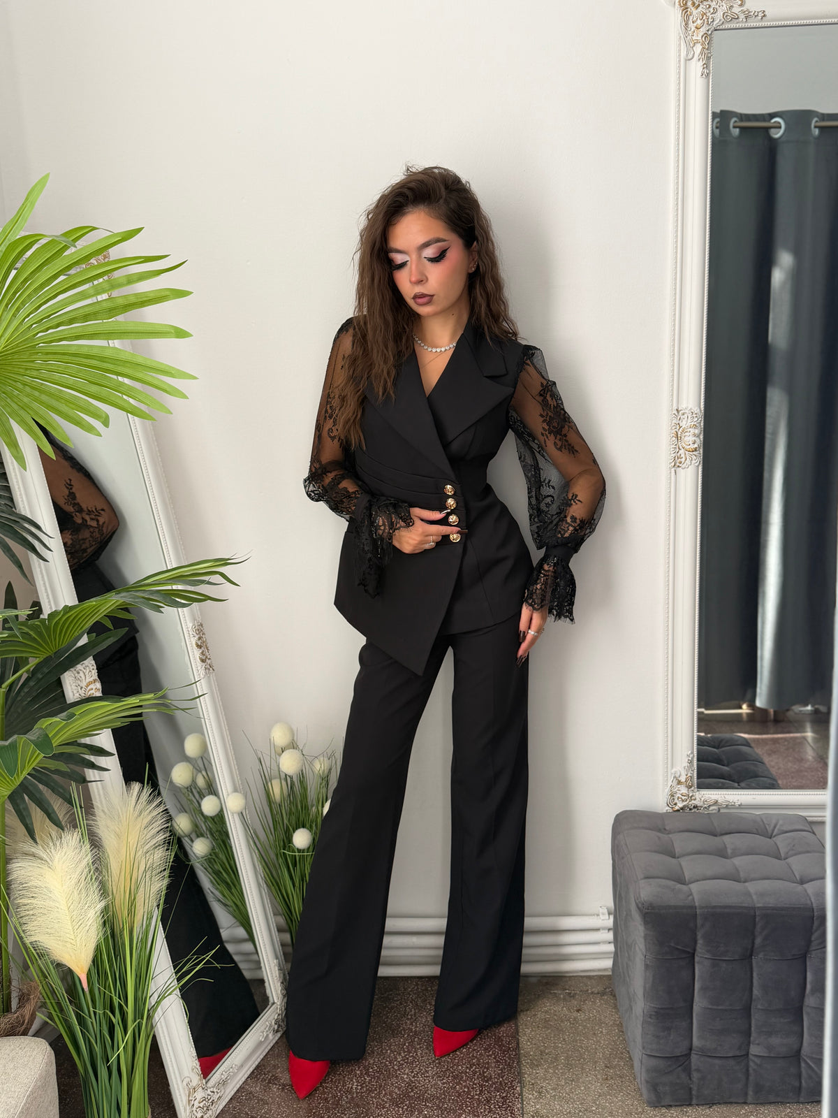 Costum elegant cu mânecă dantelată negru