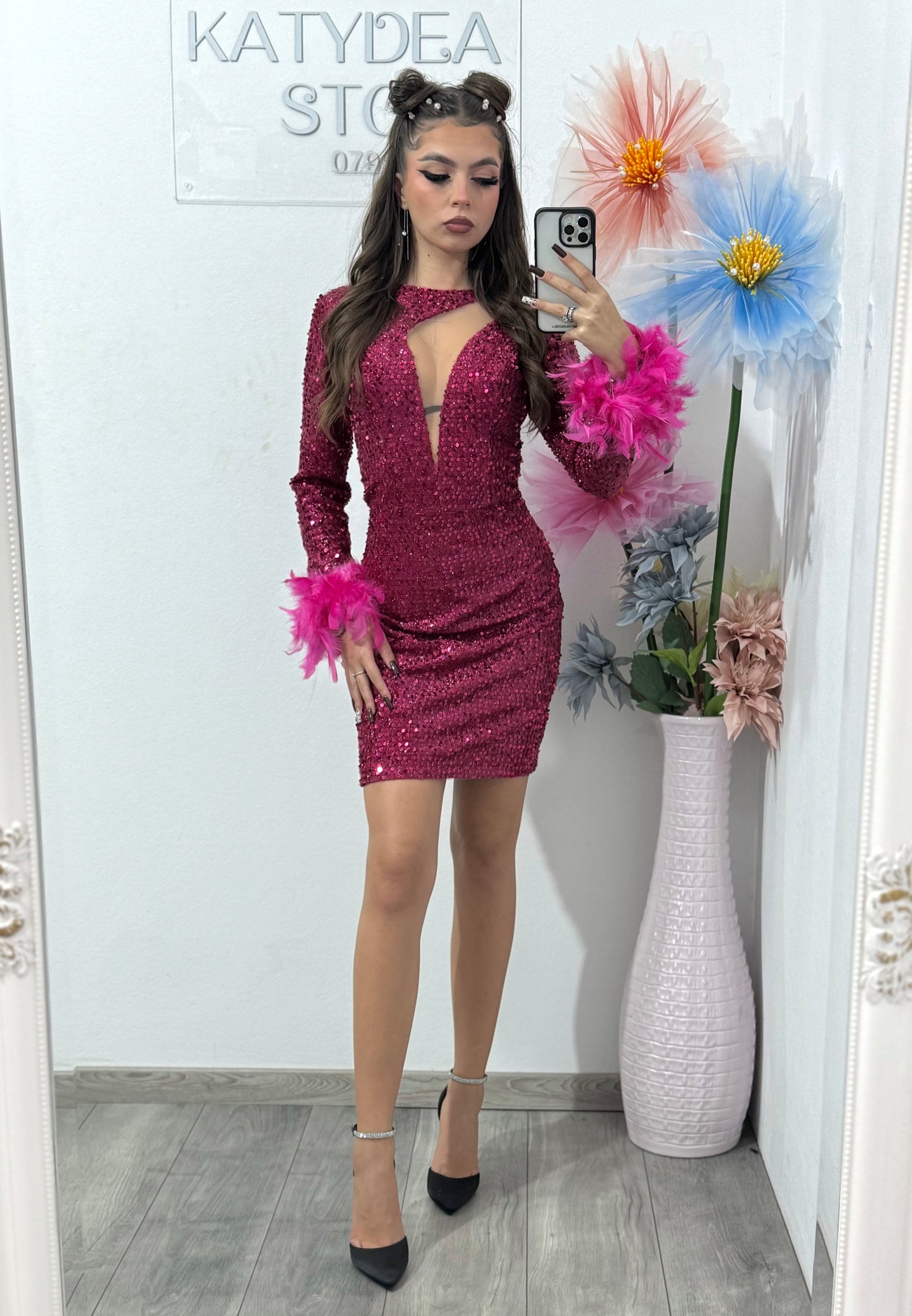 Rochie de seară scurtă cu pene și paiete – eleganță și rafinament FUCSIA