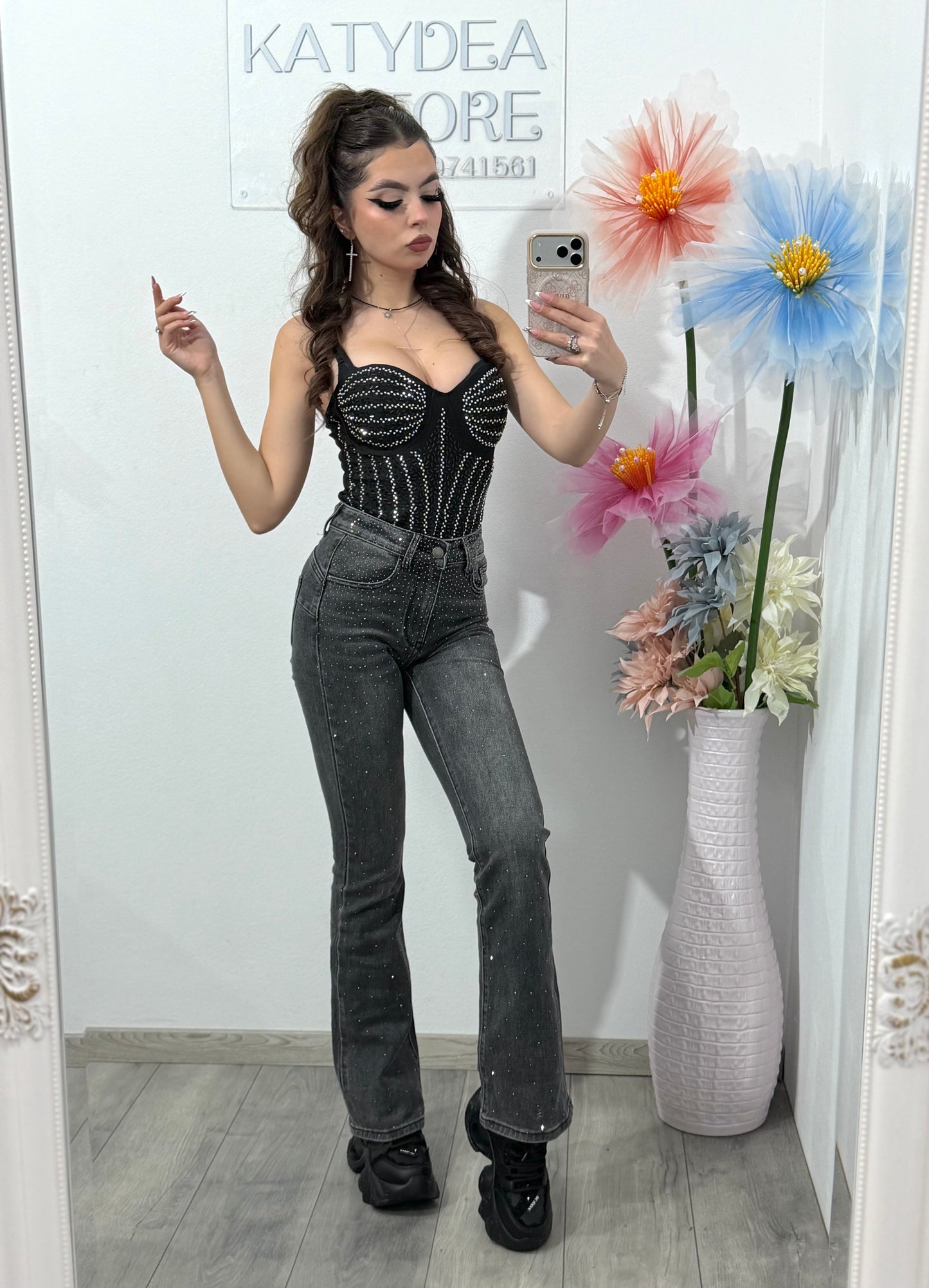 Jeans evazați gri cu cristale ștanțate LARY