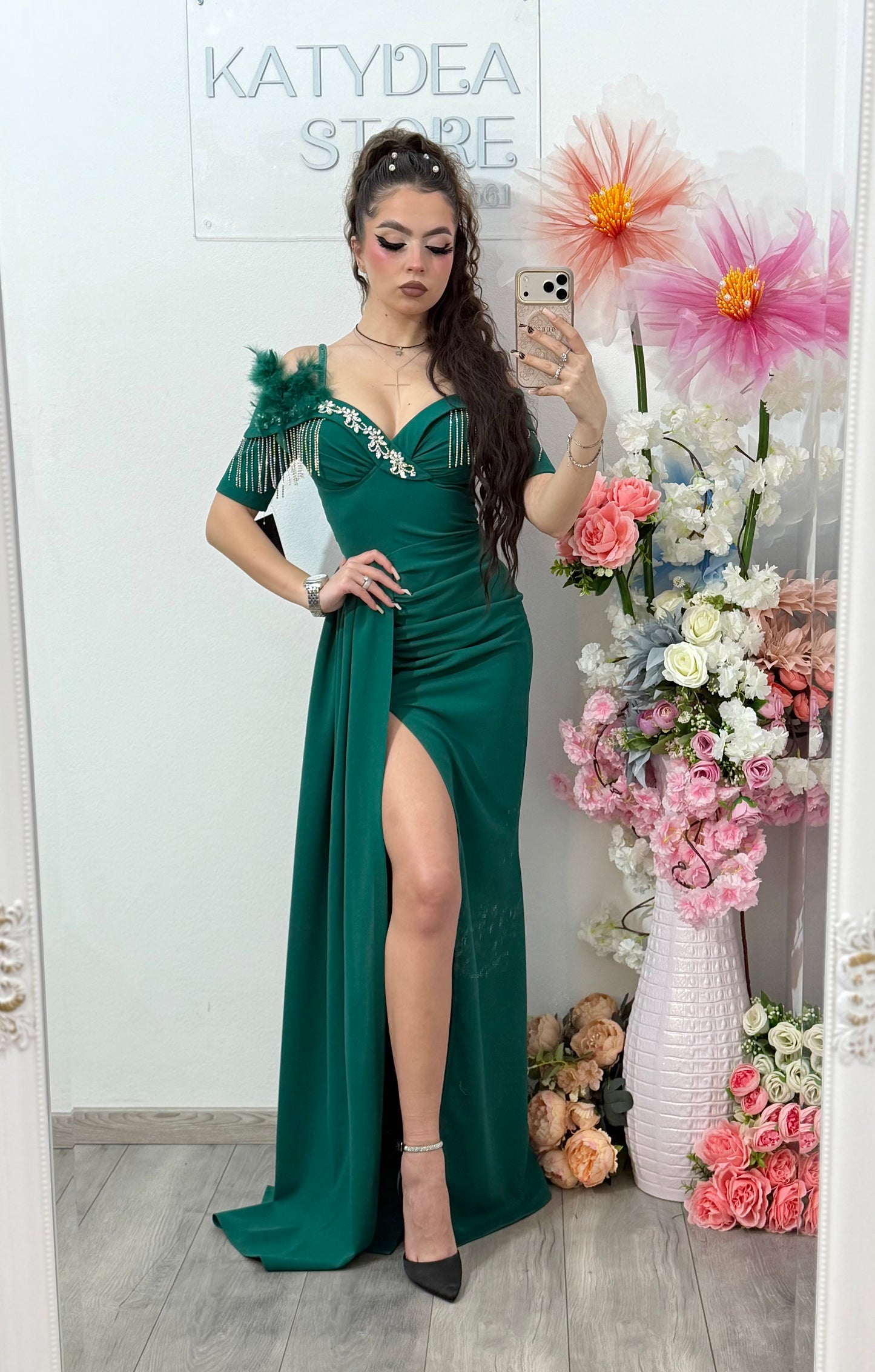 Rochie elegantă off-shoulder cu slit și detalii luxury verde