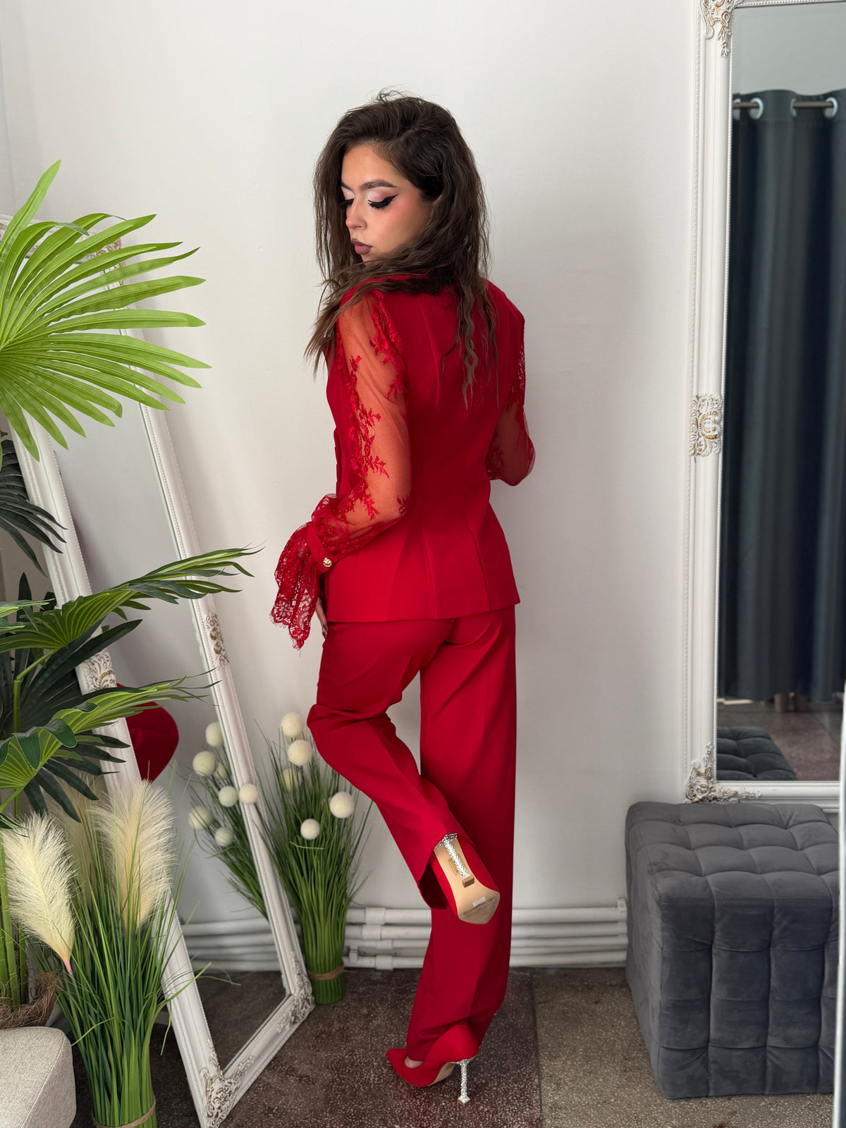 Costum elegant cu mânecă dantelată roșu