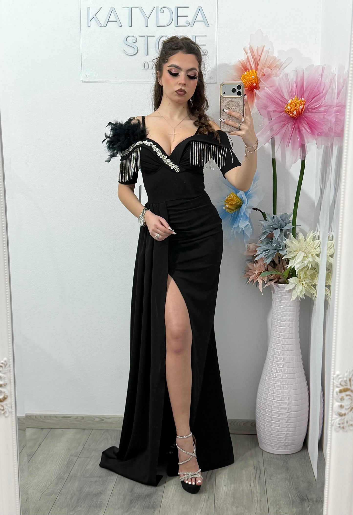Rochie elegantă off-shoulder cu slit și detalii luxury