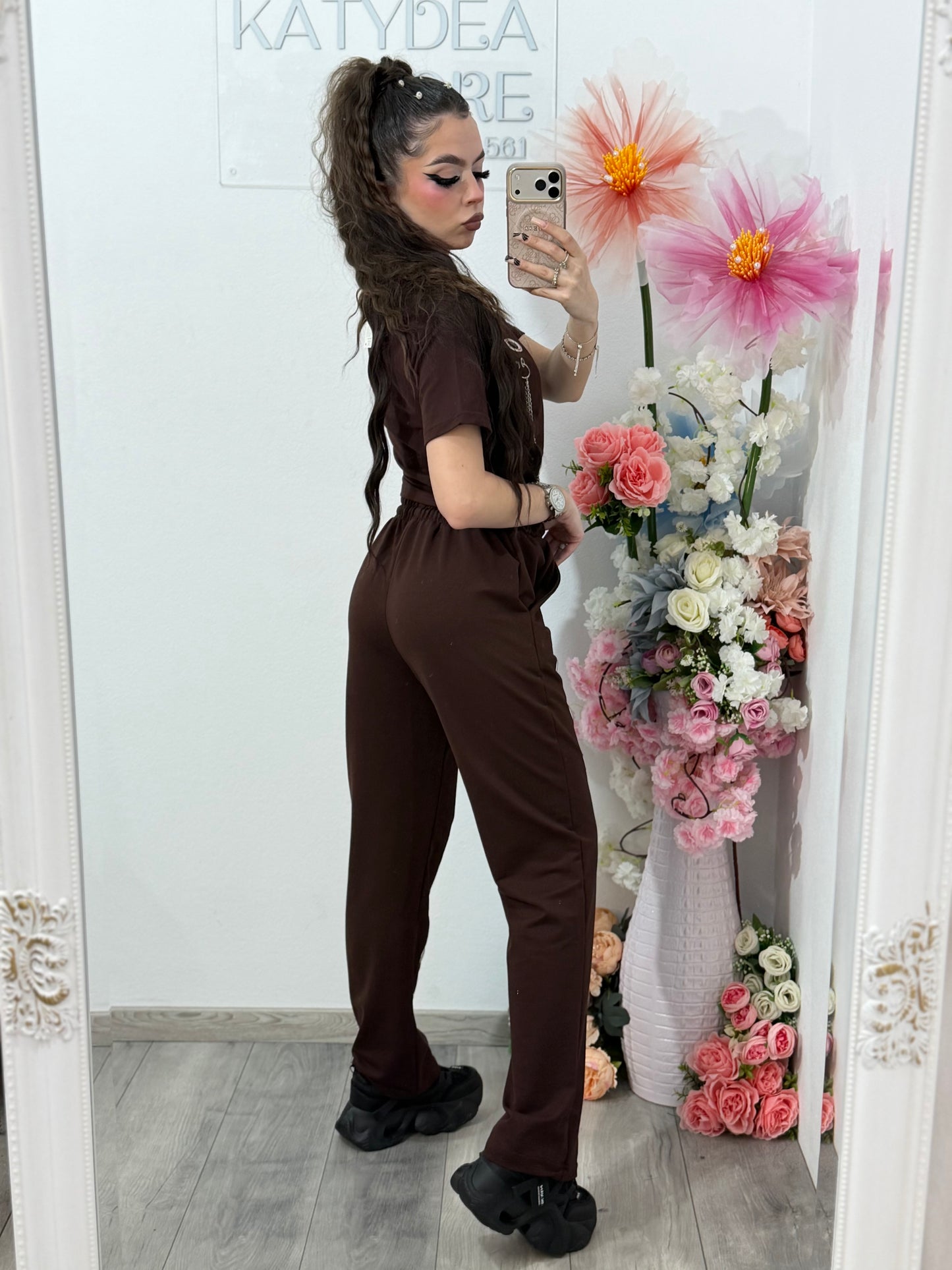 Compleu maro Geo accesorizat cu lănțișoare și inele mari