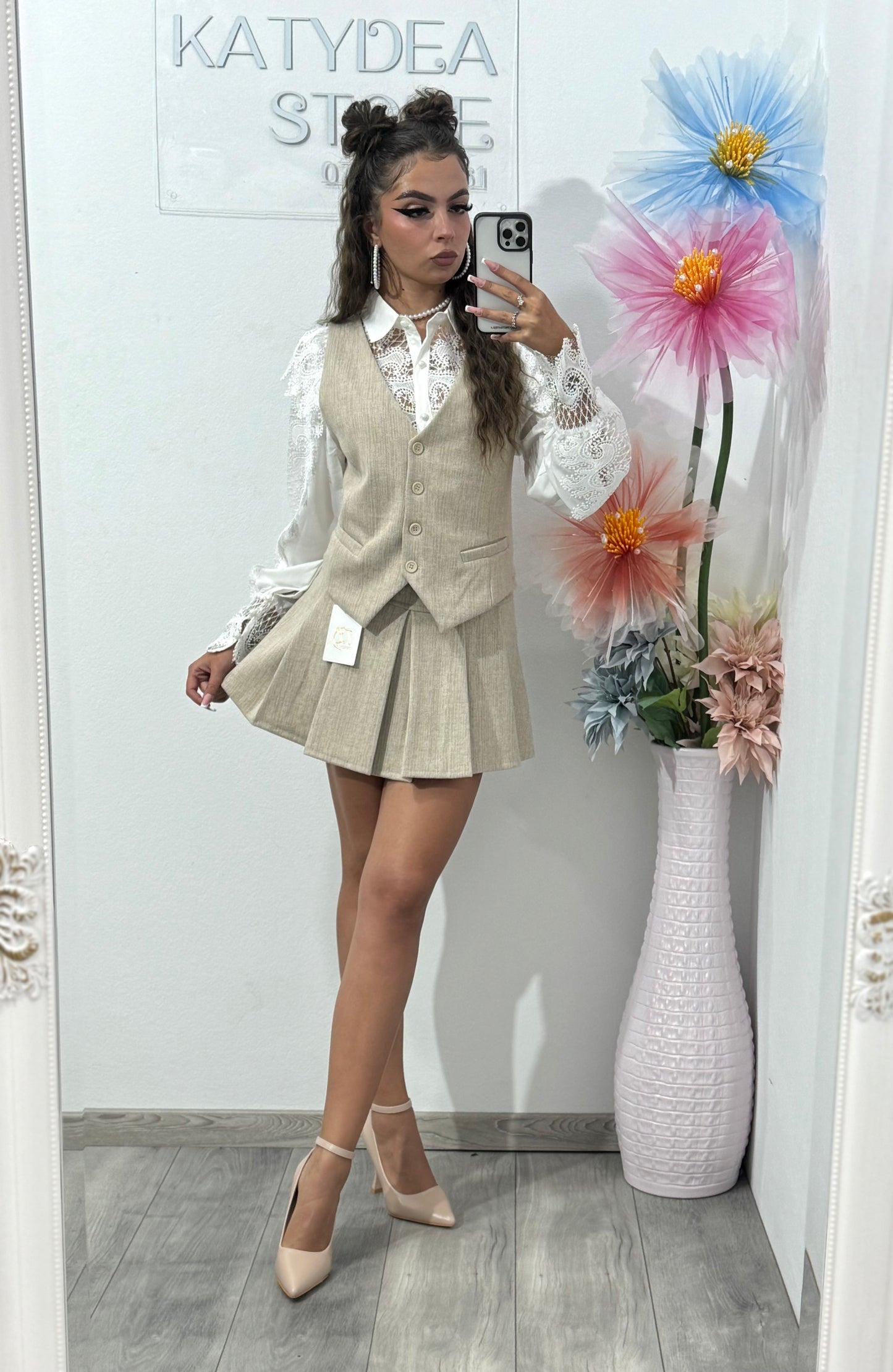 Compleu cu fustă și vestă crem