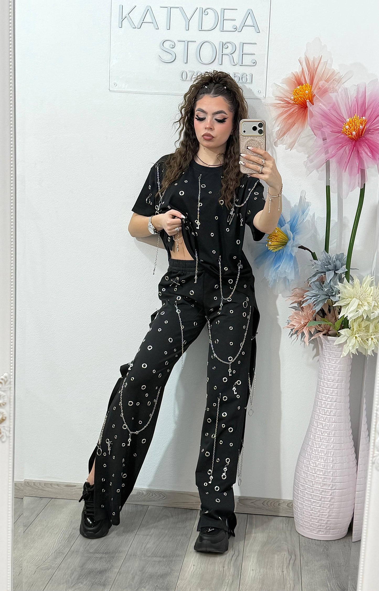 Compleu negru cu detalii argintii și cu bolduri FREYA