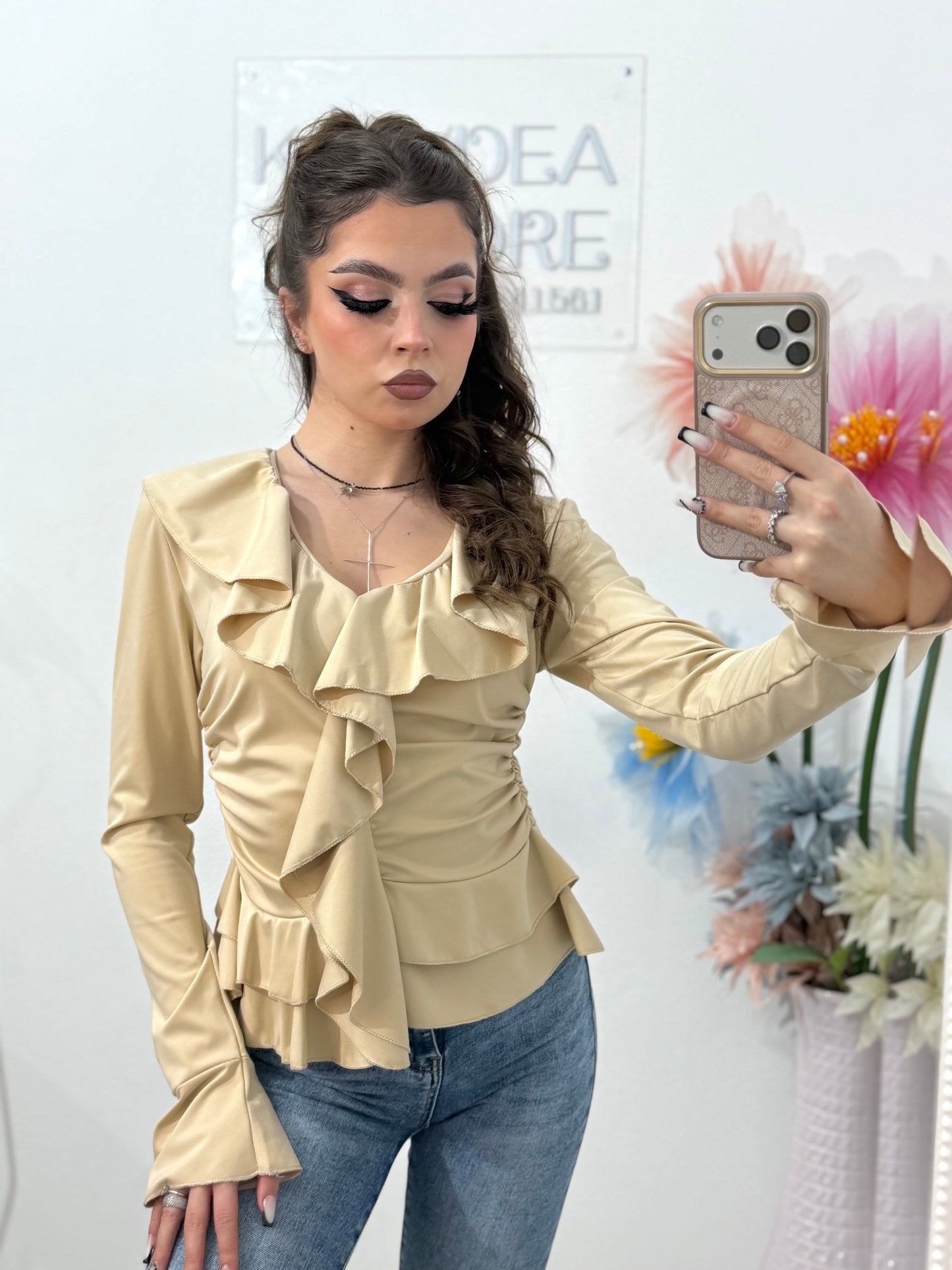 Bluză elegantă damă cu volane, decolteu în V și croială cambrată – stil feminin modern