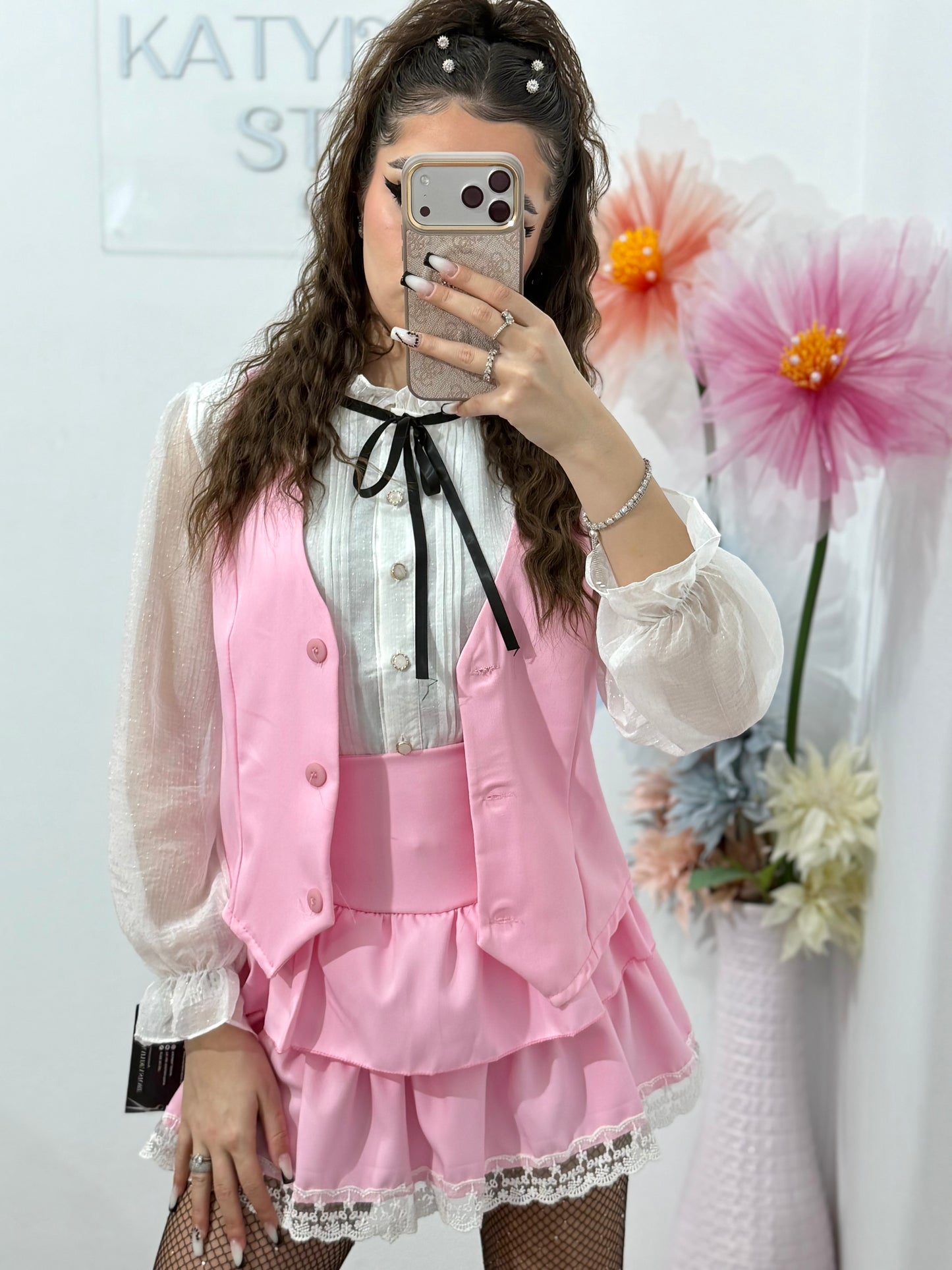 Compleu damă elegant cu vestă și fustă cu volane – ținută feminină casual