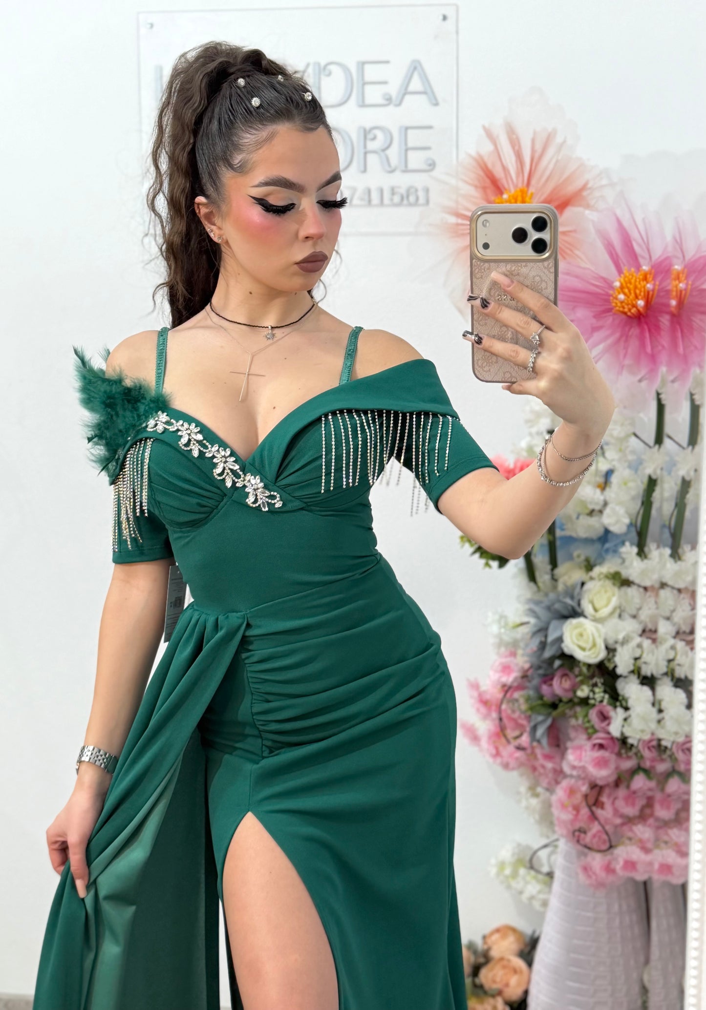 Rochie elegantă off-shoulder cu slit și detalii luxury verde